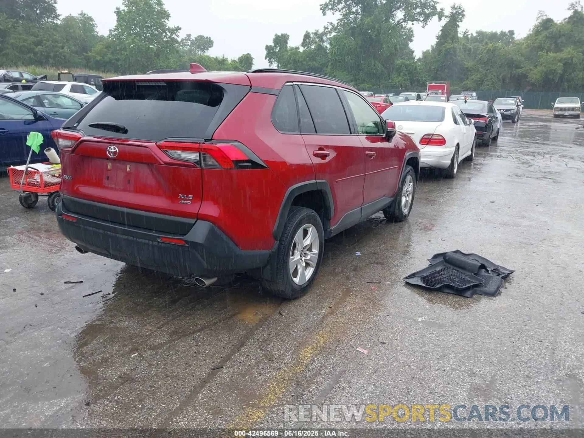 4 Photograph of a damaged car JTMP1RFV9KJ008226 TOYOTA RAV4 2019