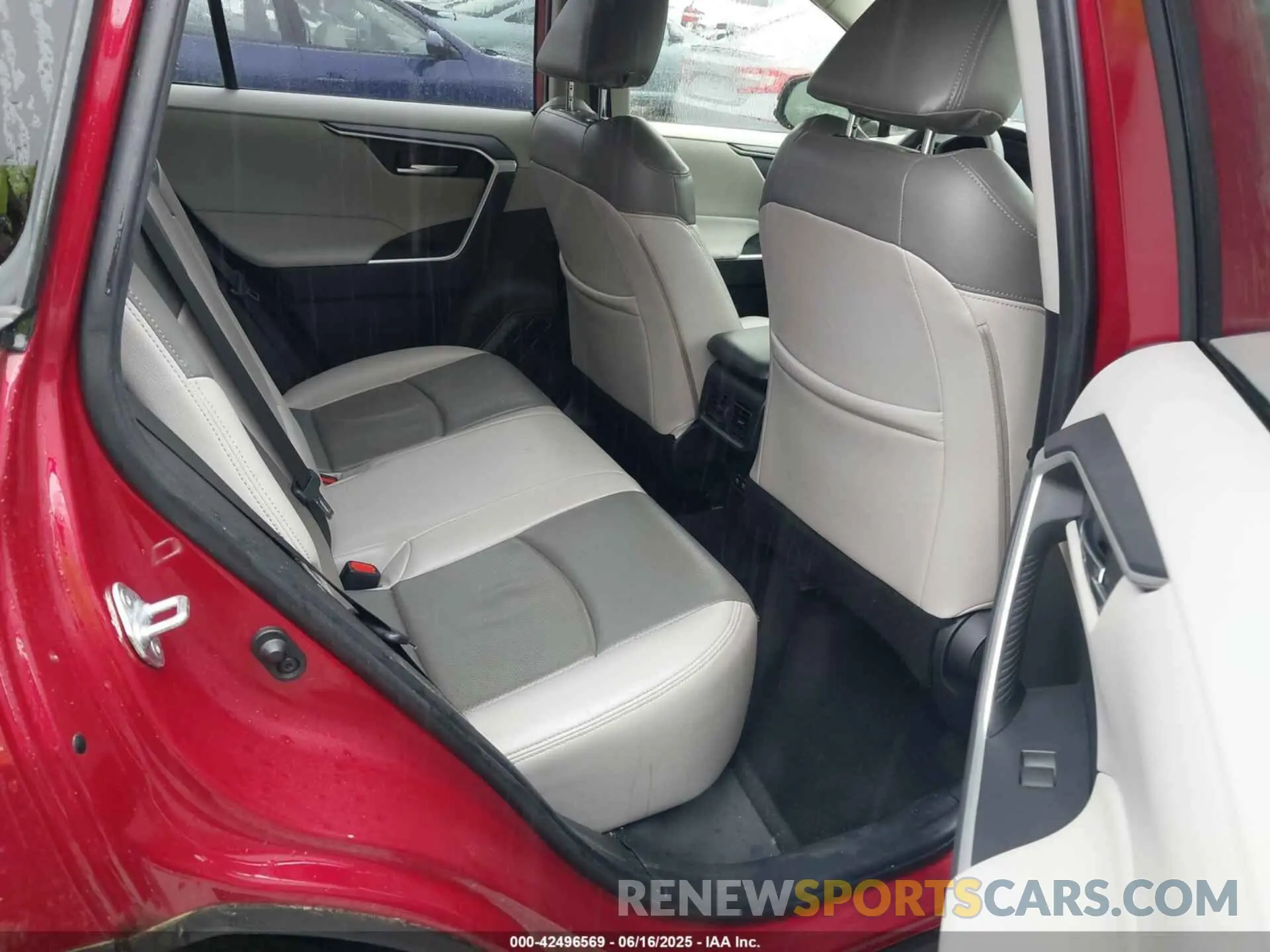 8 Photograph of a damaged car JTMP1RFV9KJ008226 TOYOTA RAV4 2019