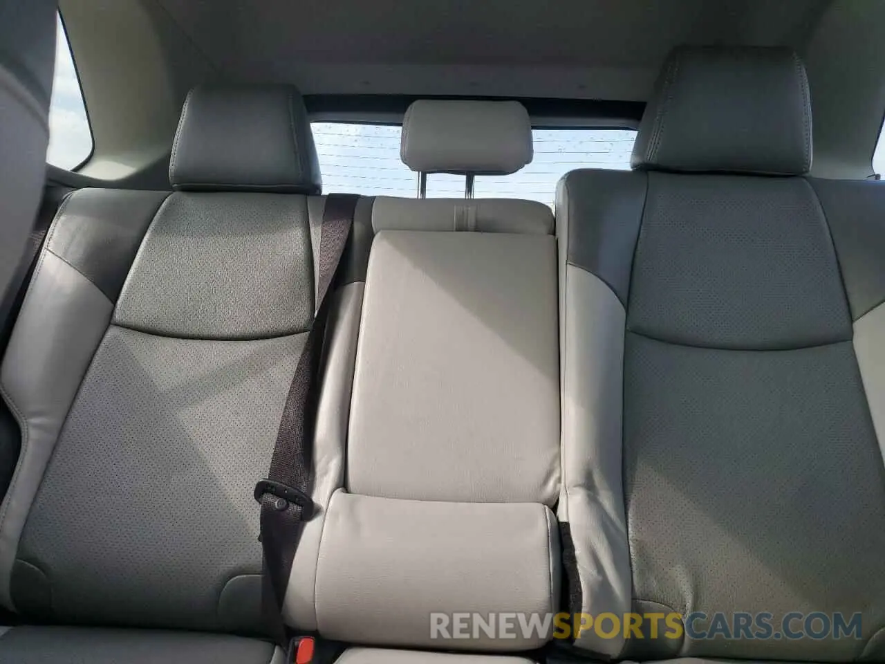 10 Photograph of a damaged car JTMRWRFV2KD030268 TOYOTA RAV4 2019