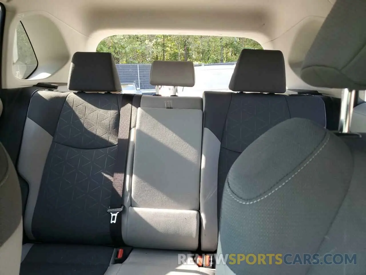 10 Photograph of a damaged car JTMRWRFV2KD043277 TOYOTA RAV4 2019