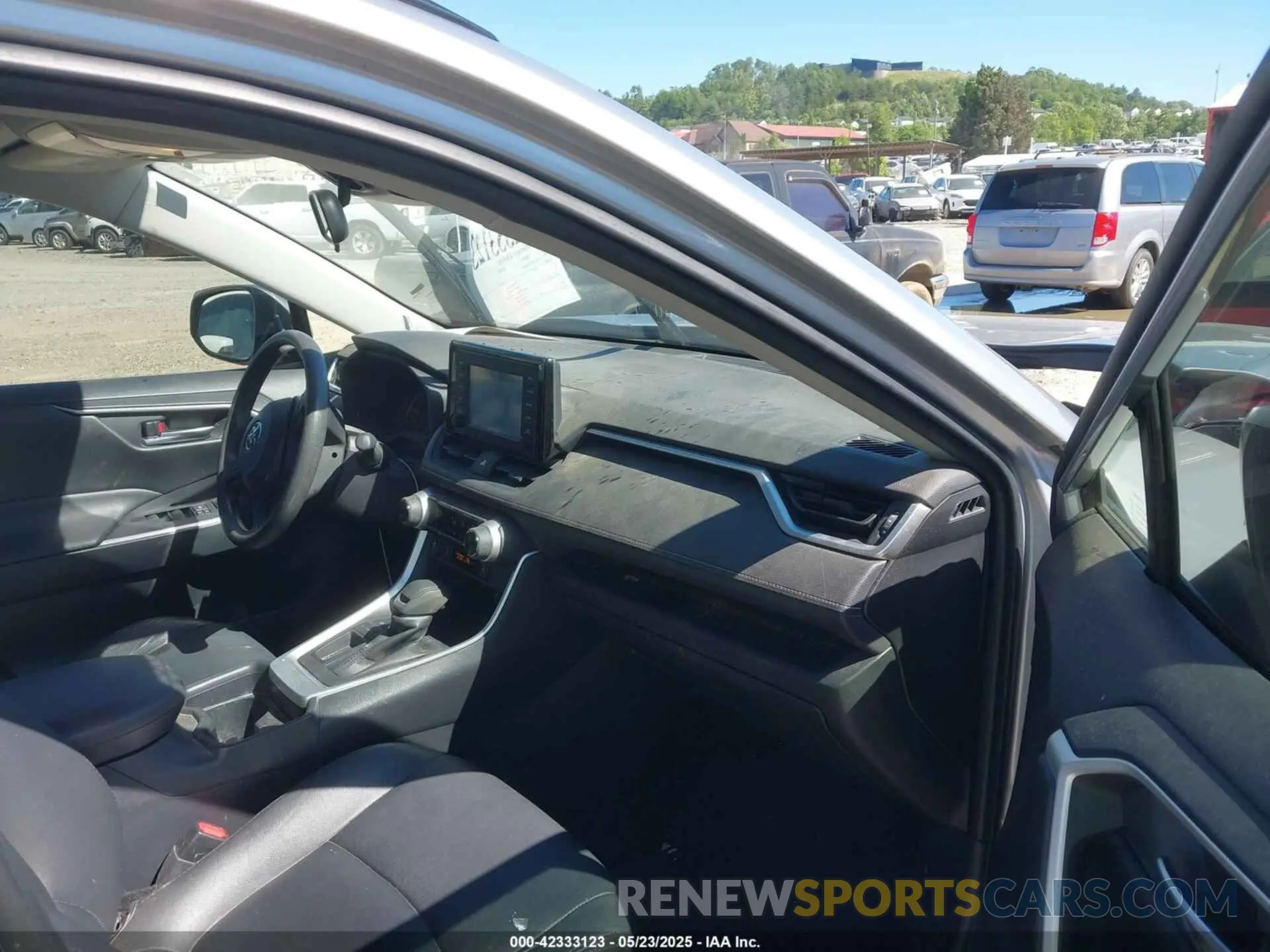 5 Photograph of a damaged car JTMW1RFV0KD008769 TOYOTA RAV4 2019