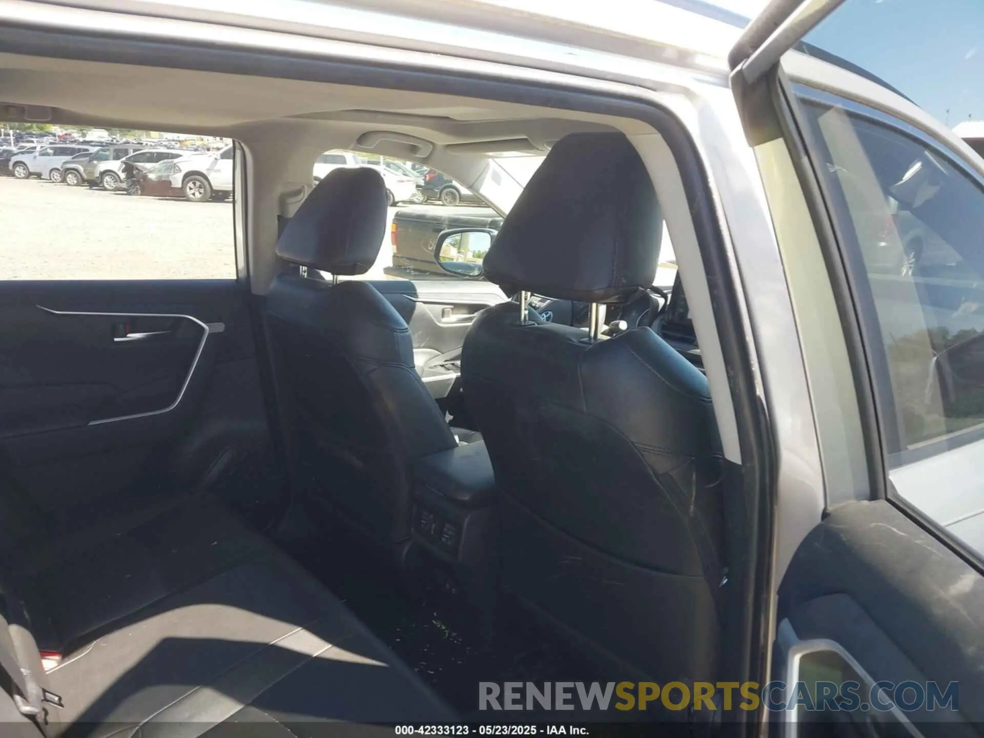 8 Photograph of a damaged car JTMW1RFV0KD008769 TOYOTA RAV4 2019