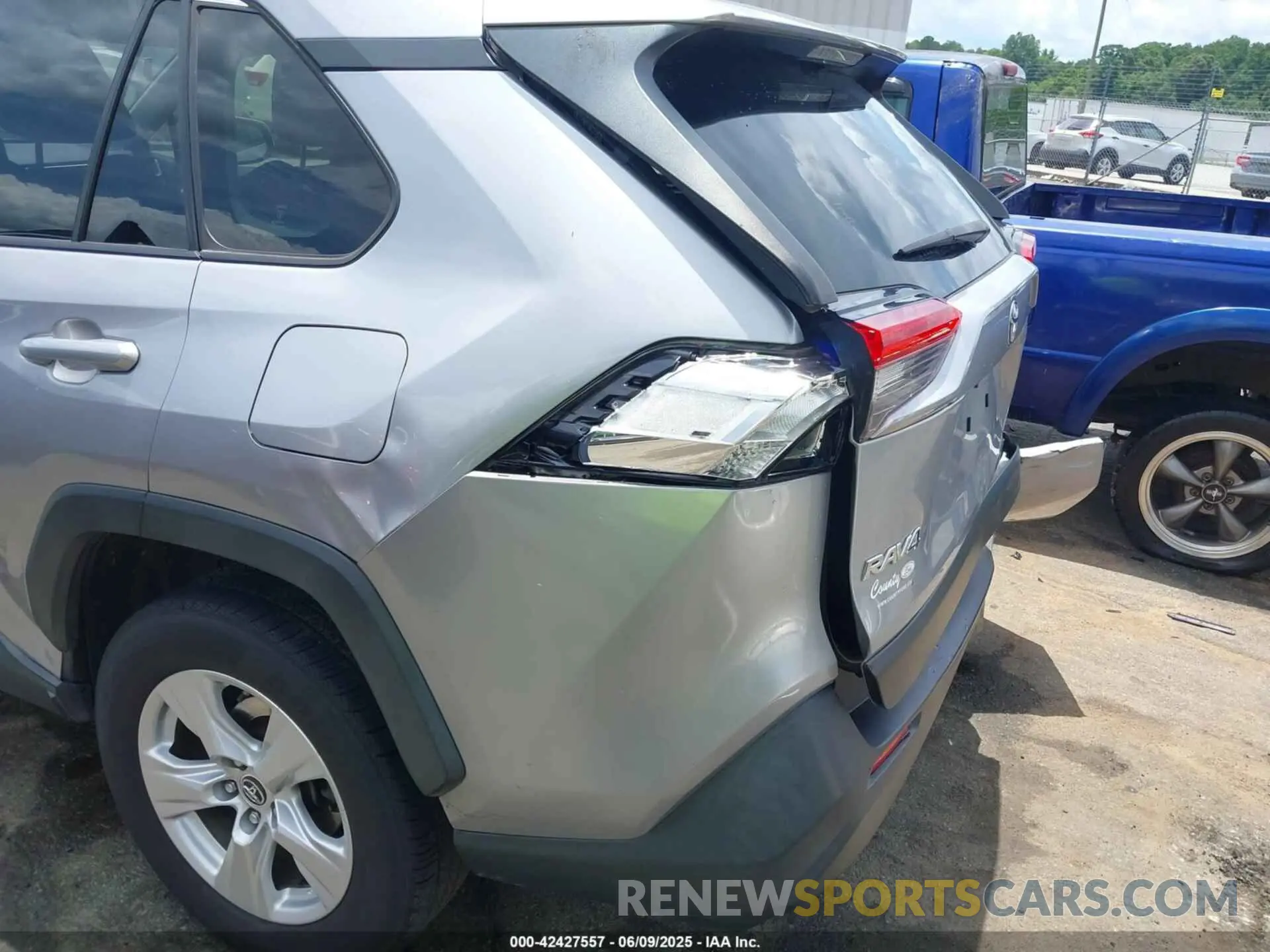 17 Photograph of a damaged car JTMW1RFV1KD505216 TOYOTA RAV4 2019