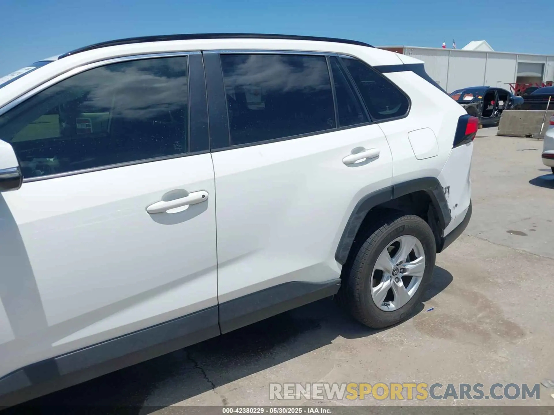 18 Photograph of a damaged car JTMW1RFV3KD032368 TOYOTA RAV4 2019