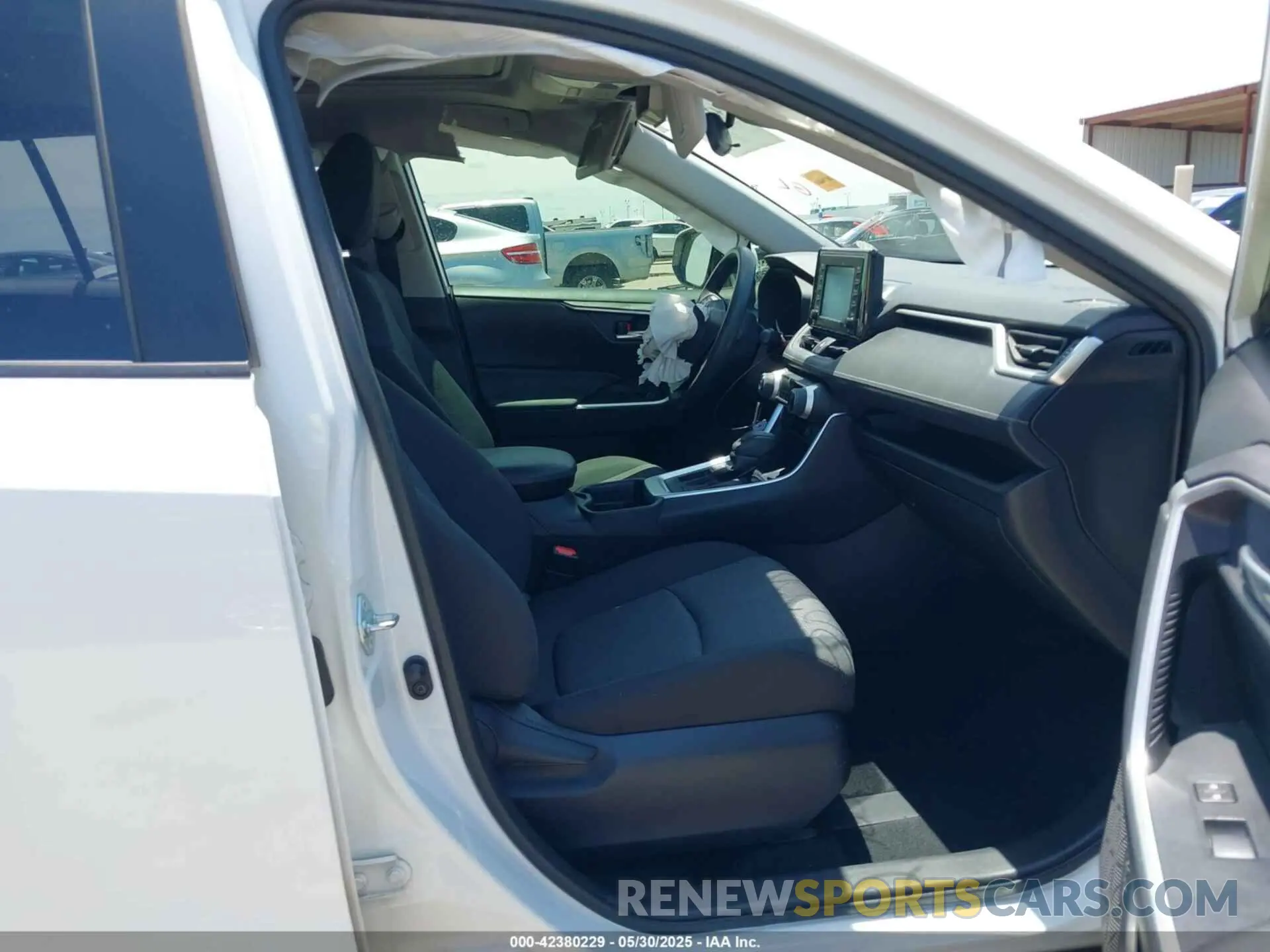5 Photograph of a damaged car JTMW1RFV3KD032368 TOYOTA RAV4 2019