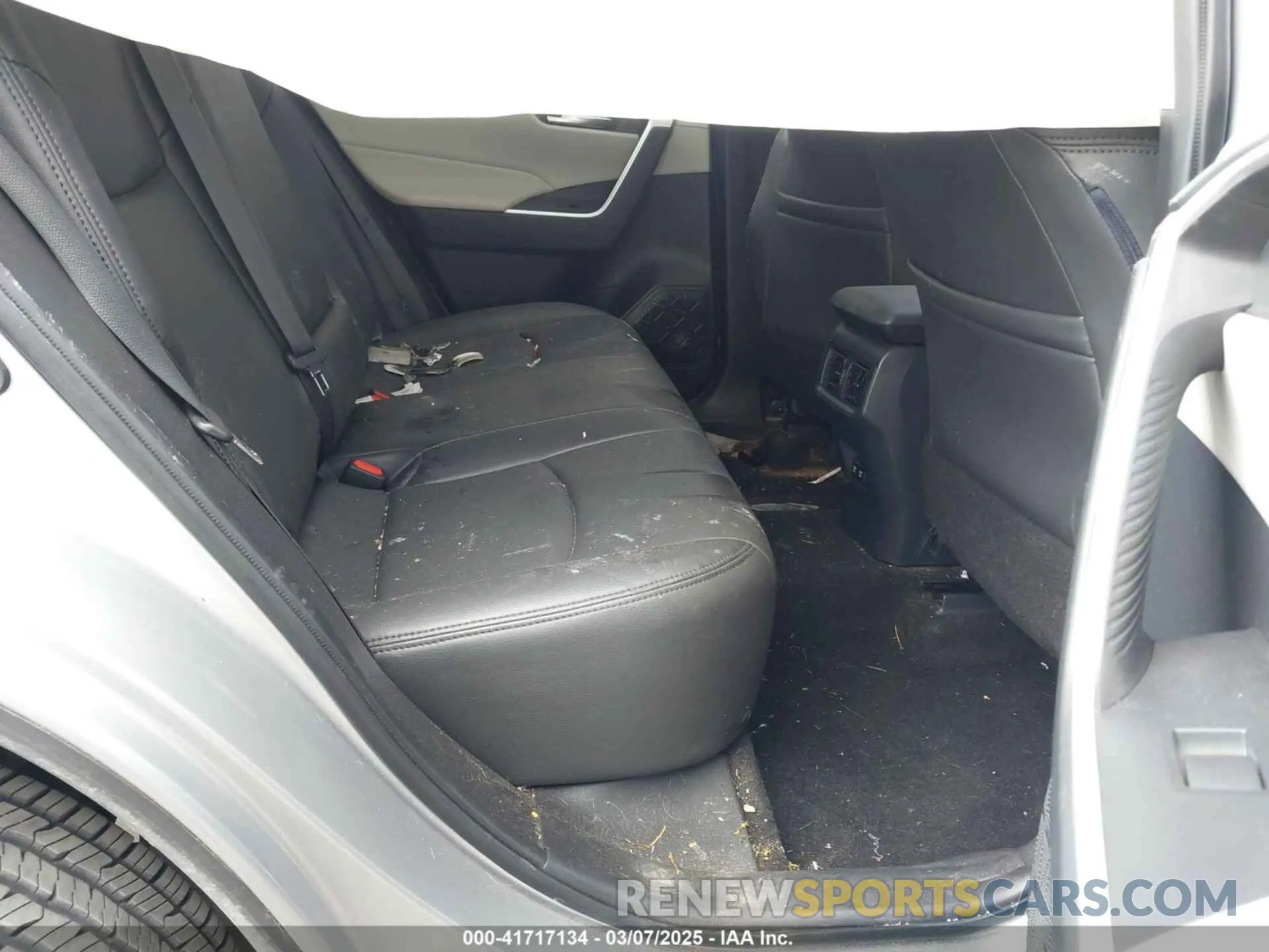 8 Photograph of a damaged car JTMW1RFV4KD022612 TOYOTA RAV4 2019