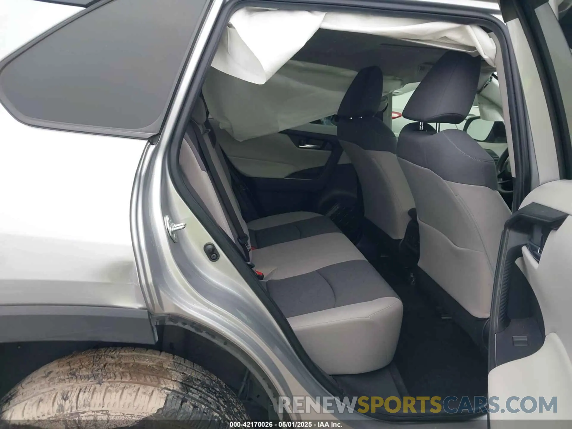8 Photograph of a damaged car JTMW1RFV5KJ011930 TOYOTA RAV4 2019