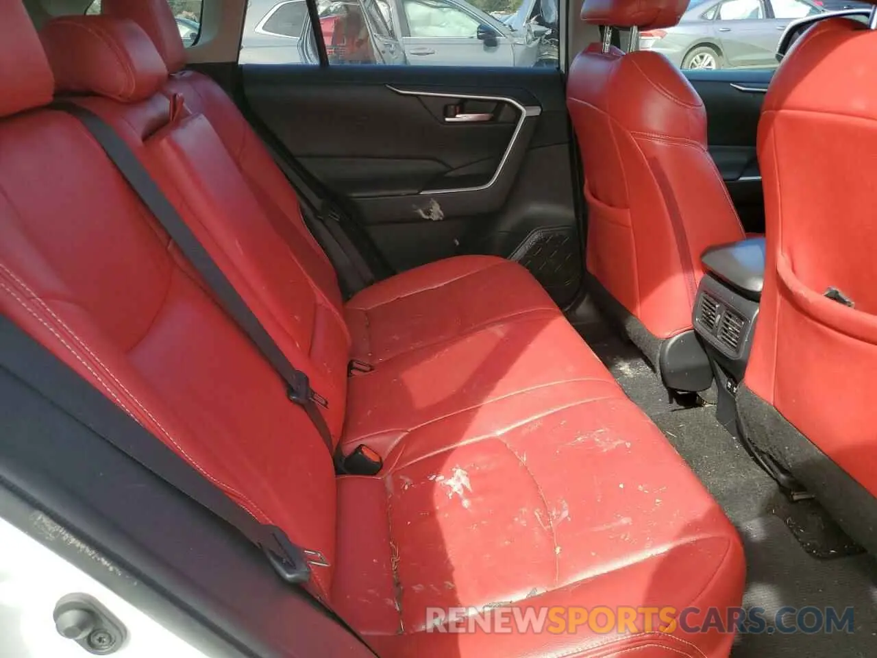 11 Photograph of a damaged car JTMW1RFV6KD508063 TOYOTA RAV4 2019