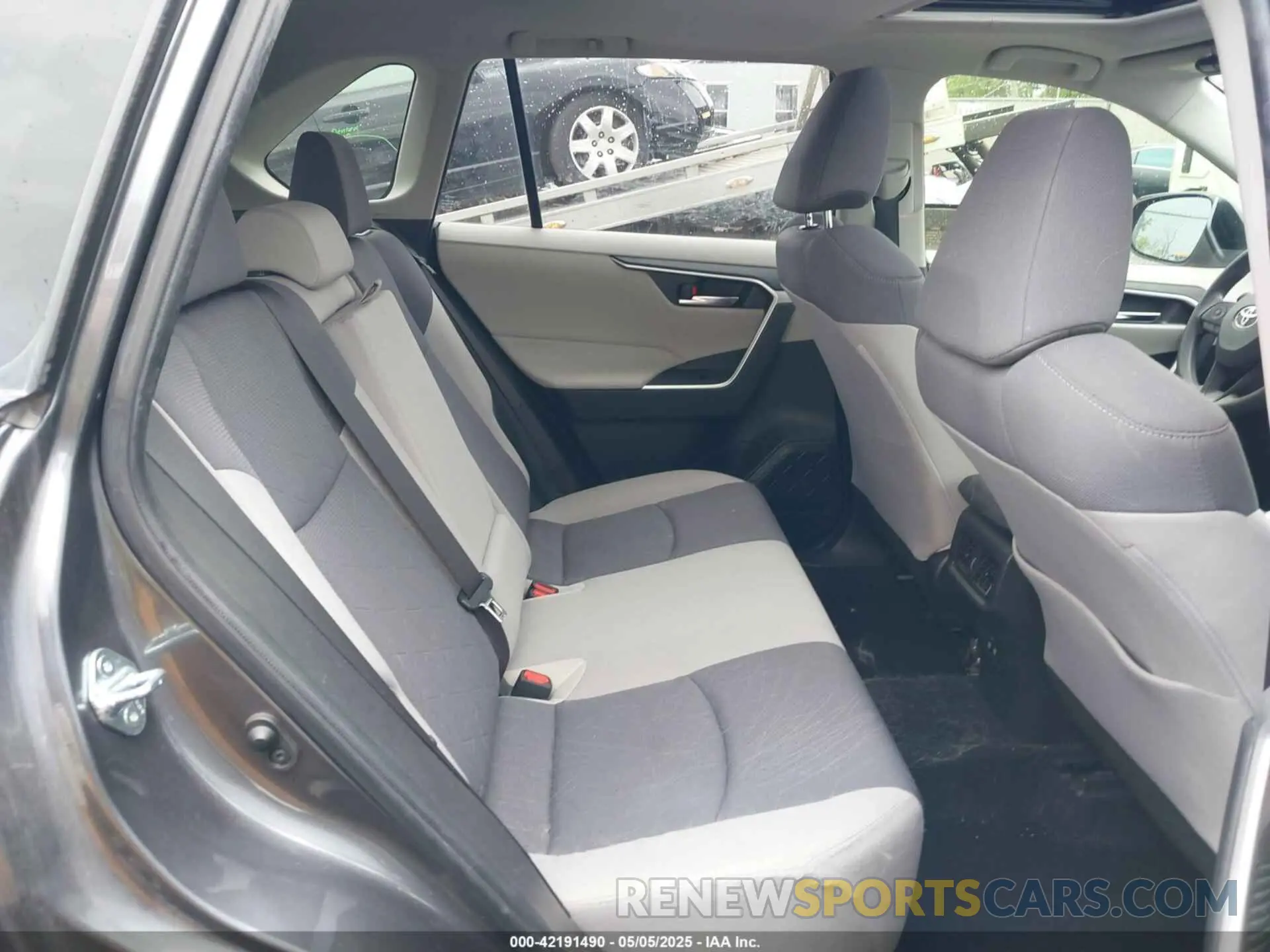 8 Photograph of a damaged car JTMW1RFV6KD513554 TOYOTA RAV4 2019