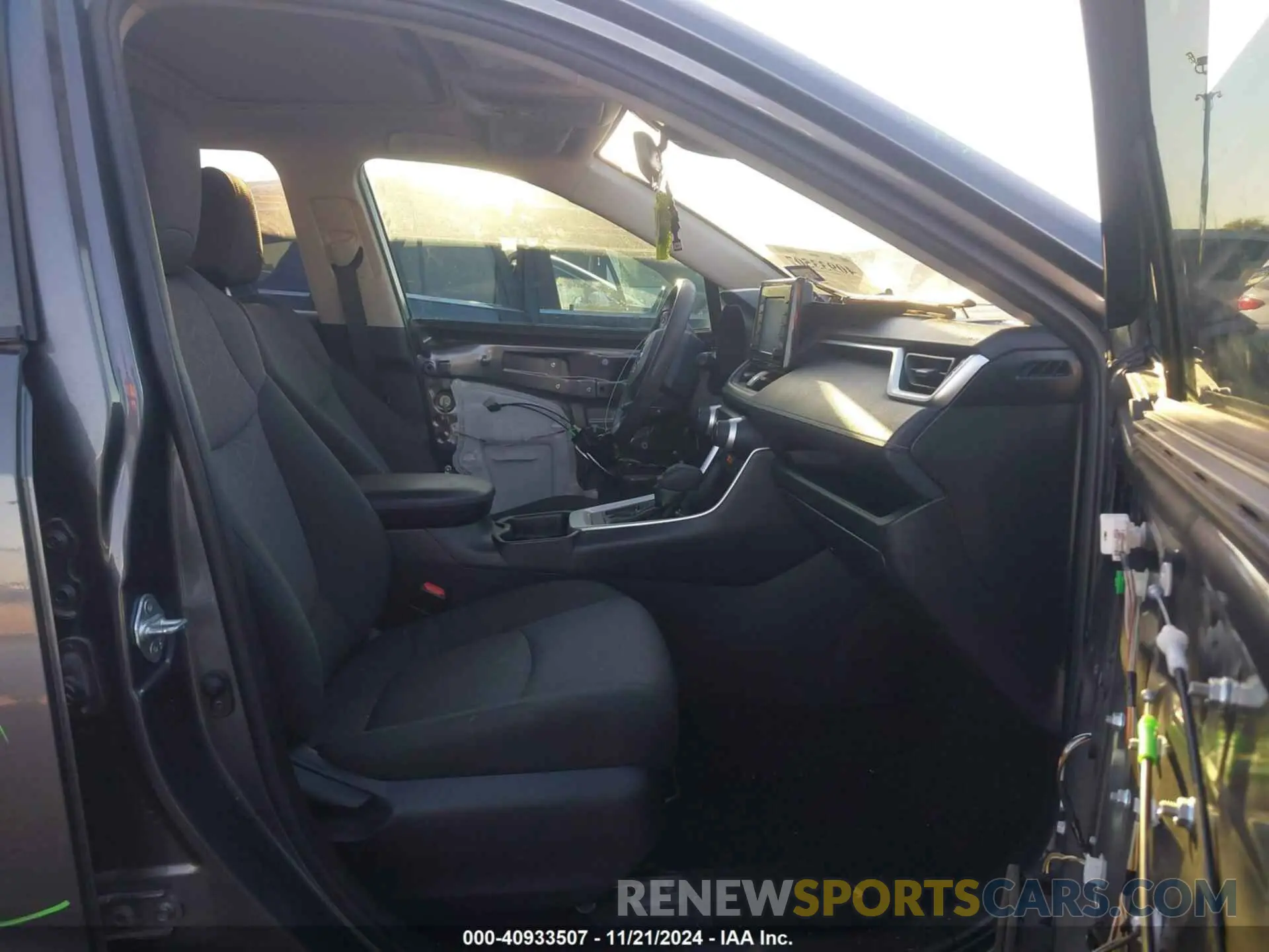 5 Photograph of a damaged car JTMW1RFV8KD029367 TOYOTA RAV4 2019