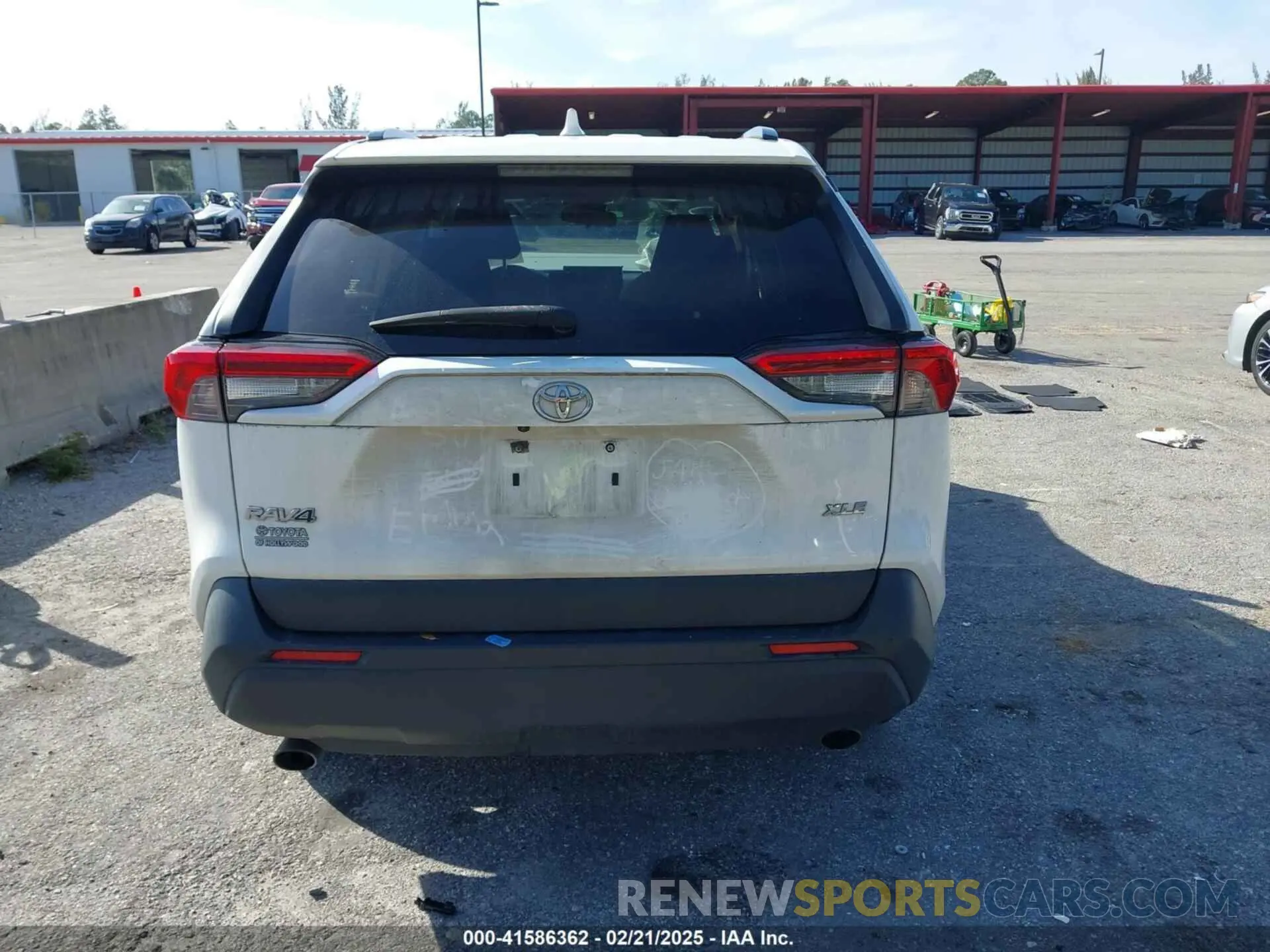 15 Photograph of a damaged car JTMW1RFV8KD502118 TOYOTA RAV4 2019