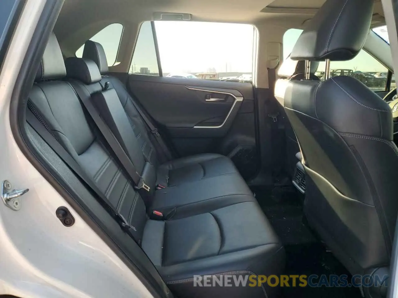 11 Photograph of a damaged car JTMY1RFV5KD008761 TOYOTA RAV4 2019