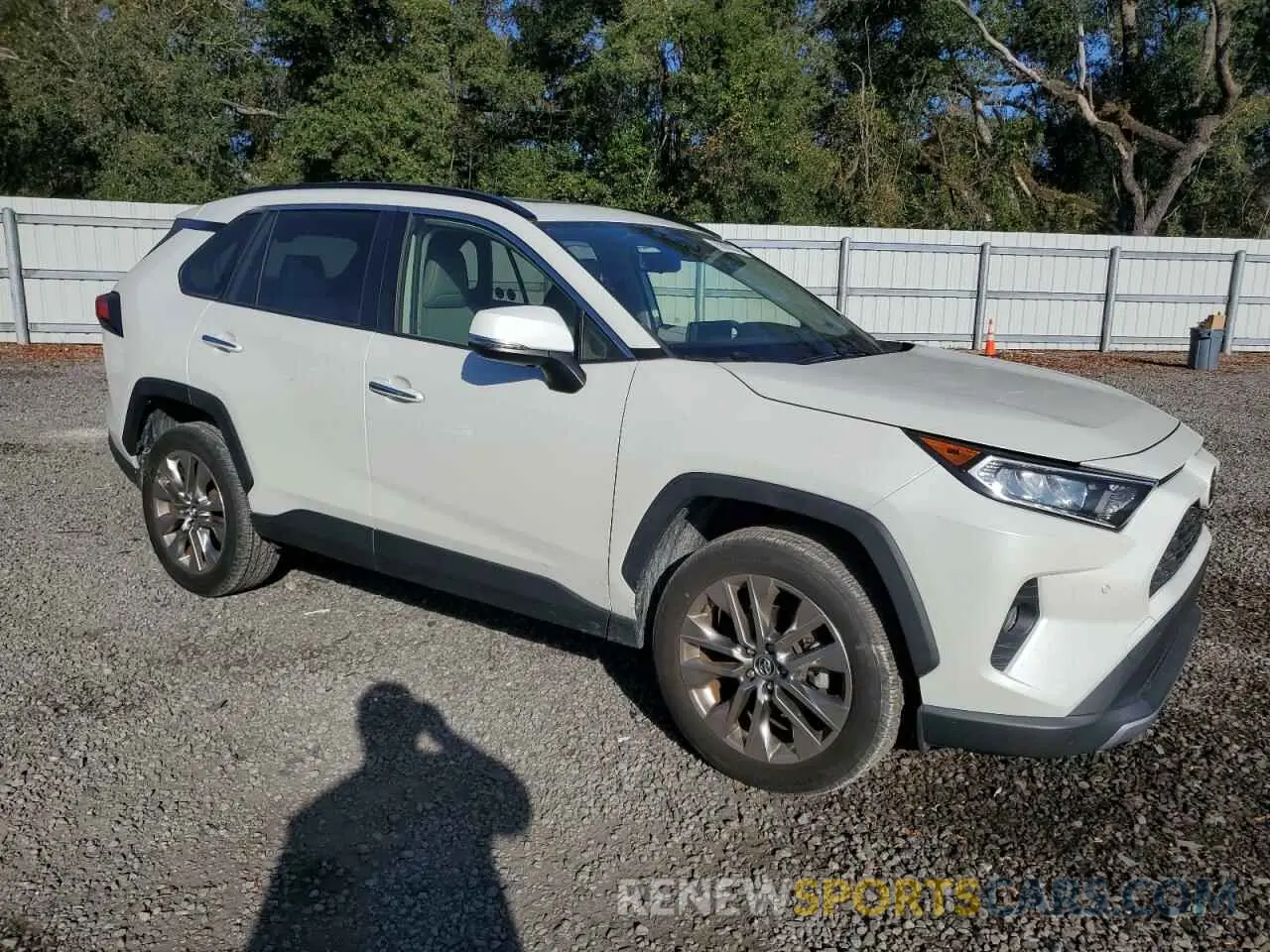 4 Photograph of a damaged car JTMY1RFV7KD008213 TOYOTA RAV4 2019