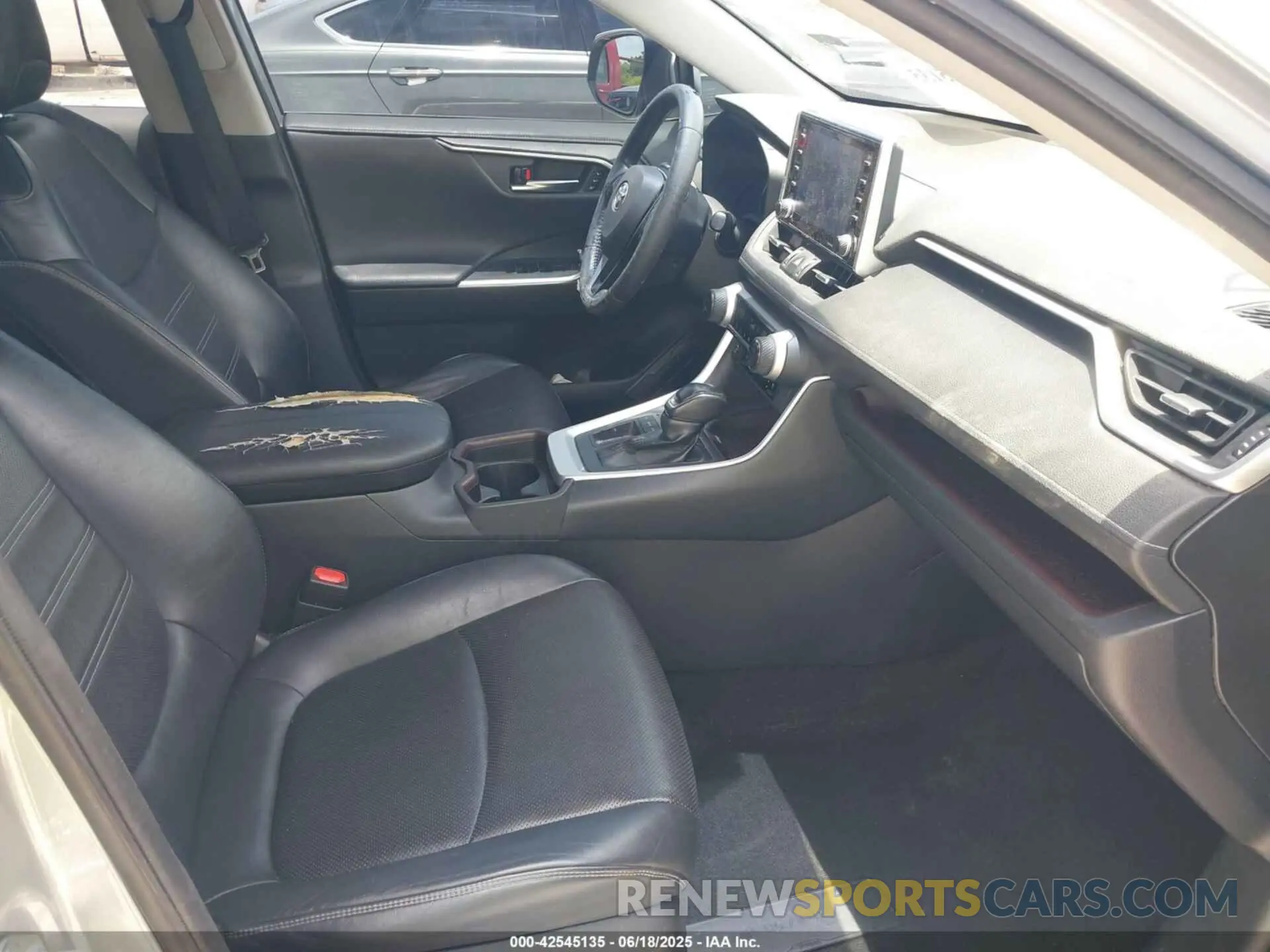 5 Photograph of a damaged car JTMY1RFVXKD503506 TOYOTA RAV4 2019