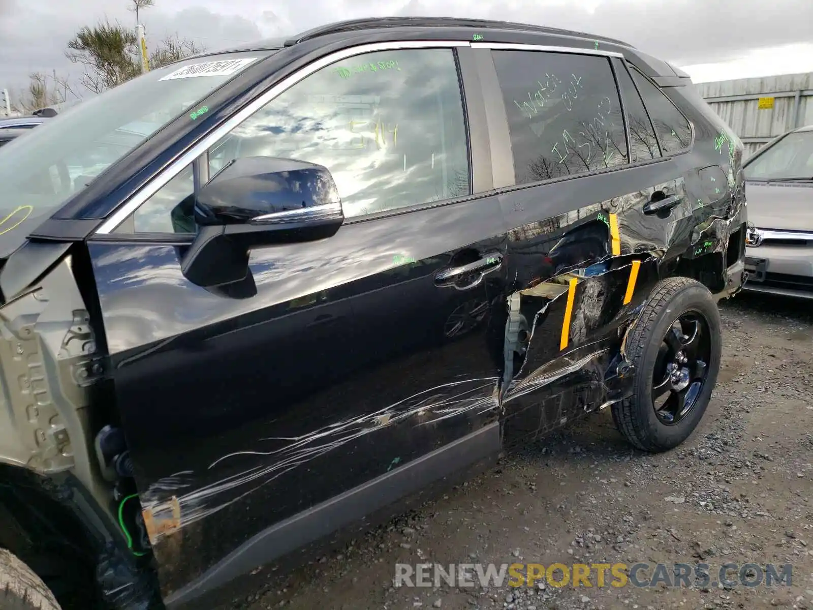 9 Photograph of a damaged car 2T3A1RFV0LC131116 TOYOTA RAV4 2020