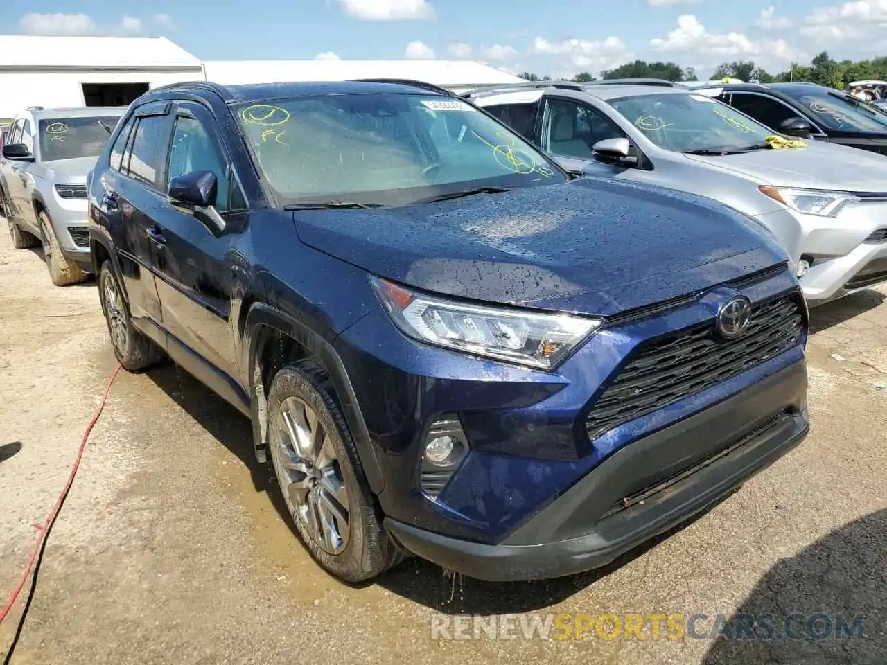 1 Photograph of a damaged car 2T3A1RFV3LC077942 TOYOTA RAV4 2020