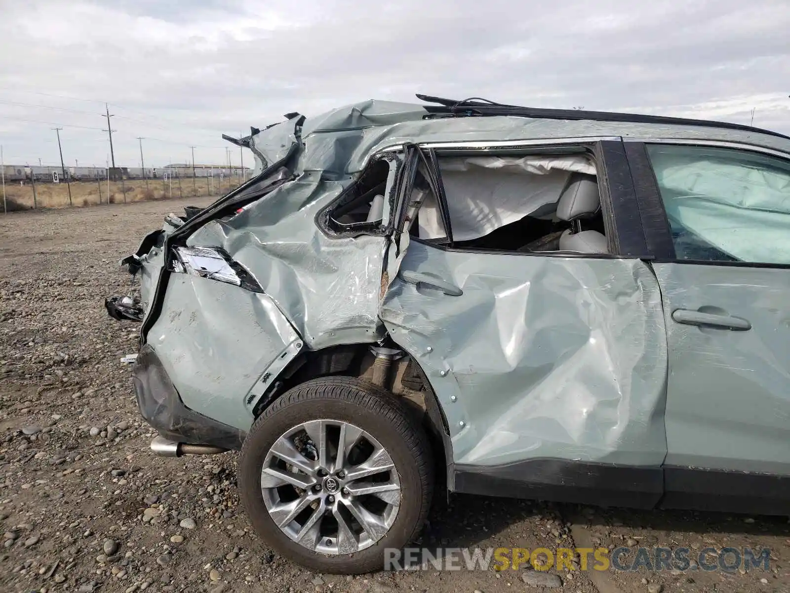 9 Photograph of a damaged car 2T3A1RFV5LC134304 TOYOTA RAV4 2020