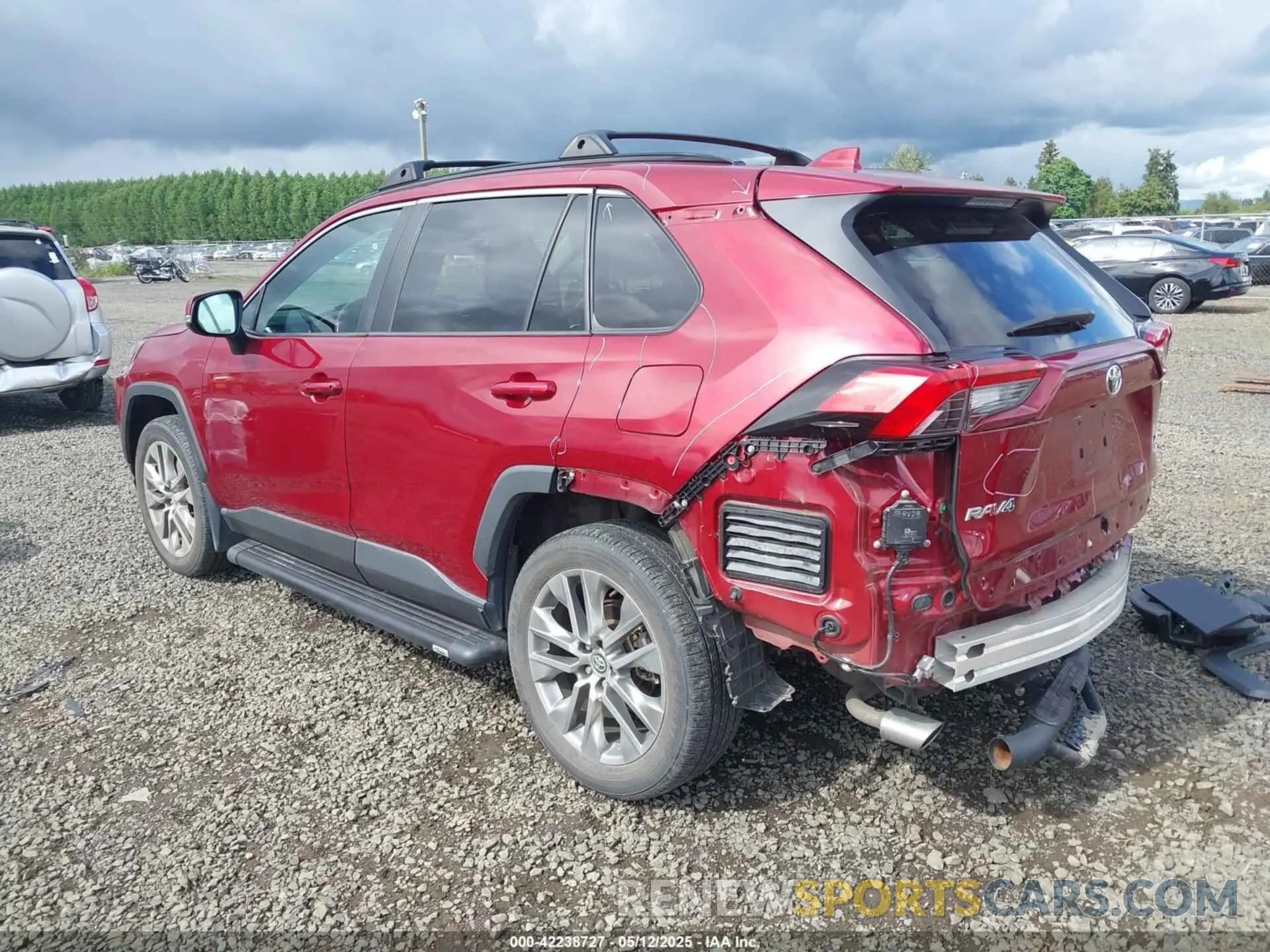 3 Photograph of a damaged car 2T3A1RFV5LW100880 TOYOTA RAV4 2020