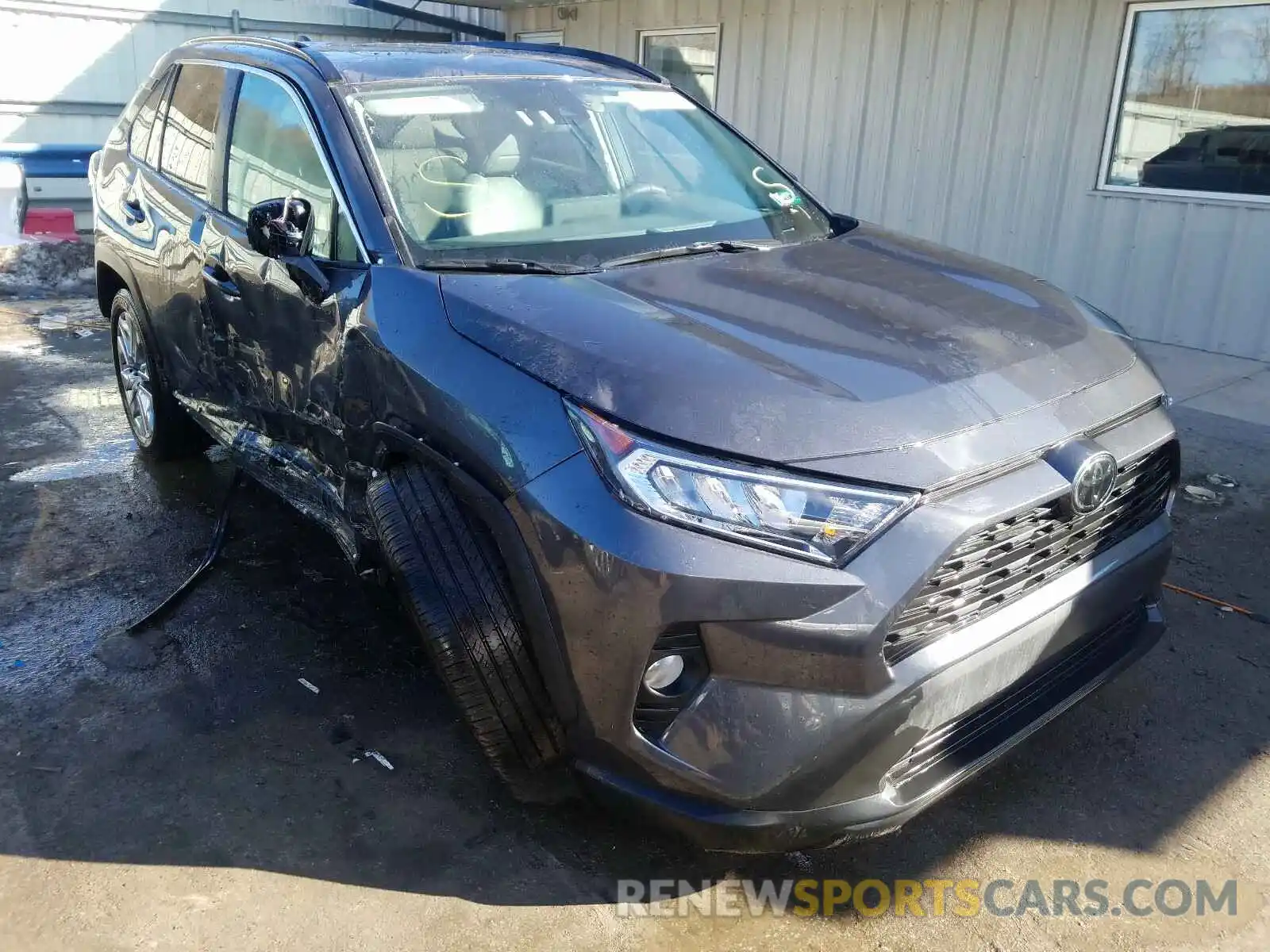 1 Photograph of a damaged car 2T3A1RFV5LW113225 TOYOTA RAV4 2020