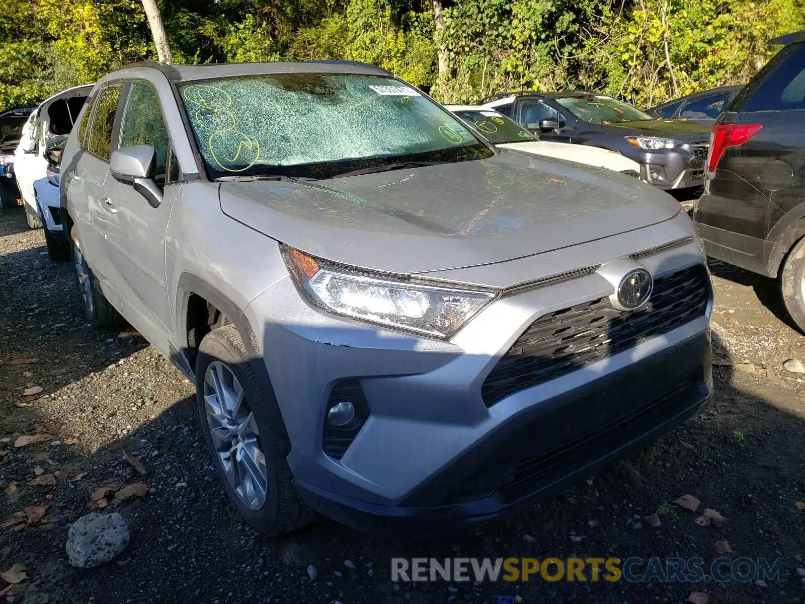 1 Photograph of a damaged car 2T3A1RFV5LW135225 TOYOTA RAV4 2020