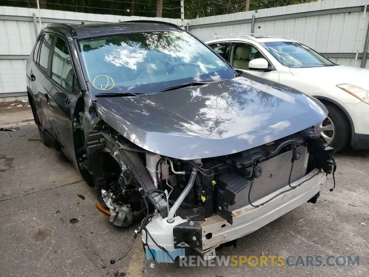 1 Photograph of a damaged car 2T3A1RFV6LW137128 TOYOTA RAV4 2020