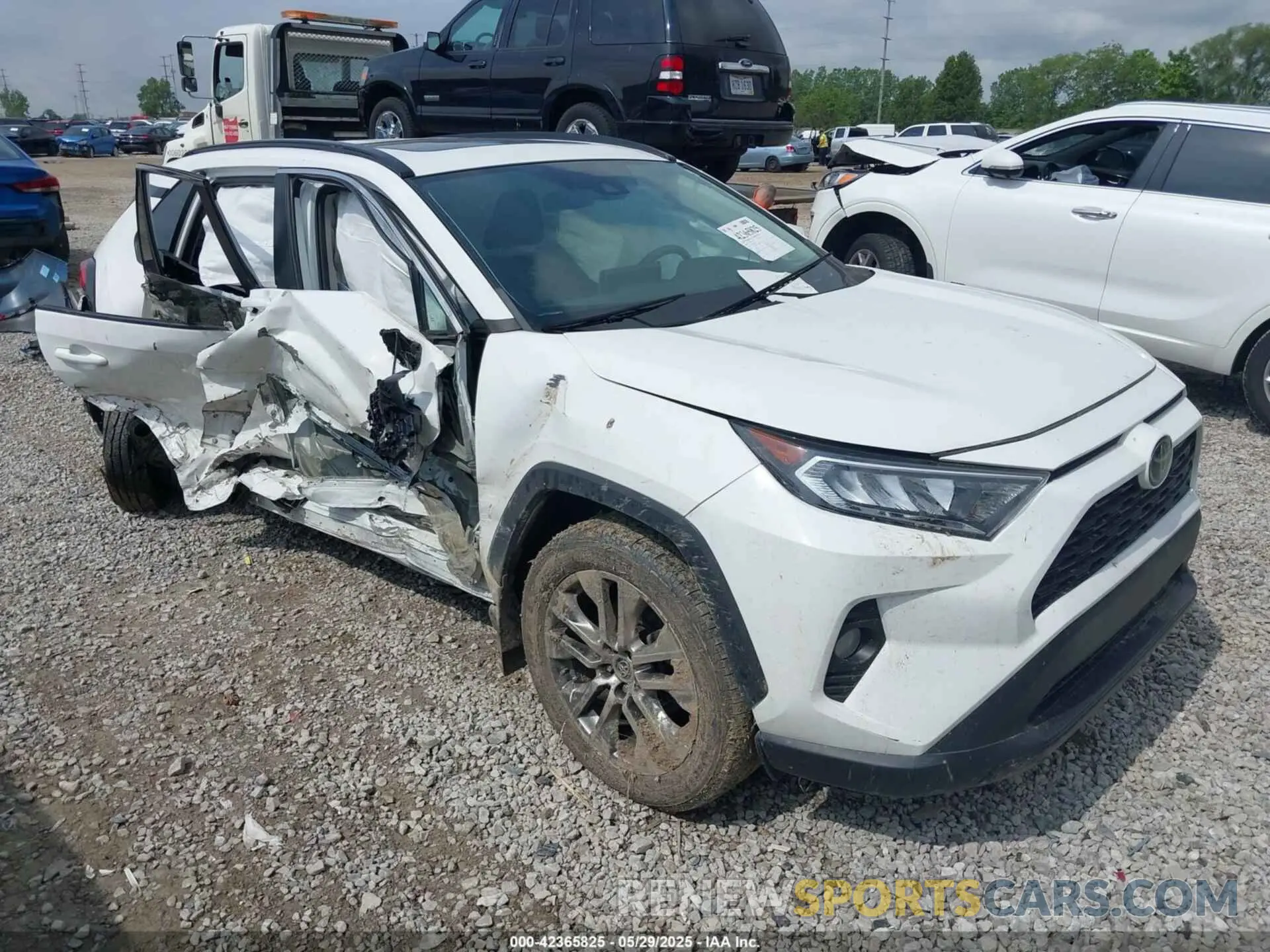 1 Photograph of a damaged car 2T3A1RFV9LC069487 TOYOTA RAV4 2020