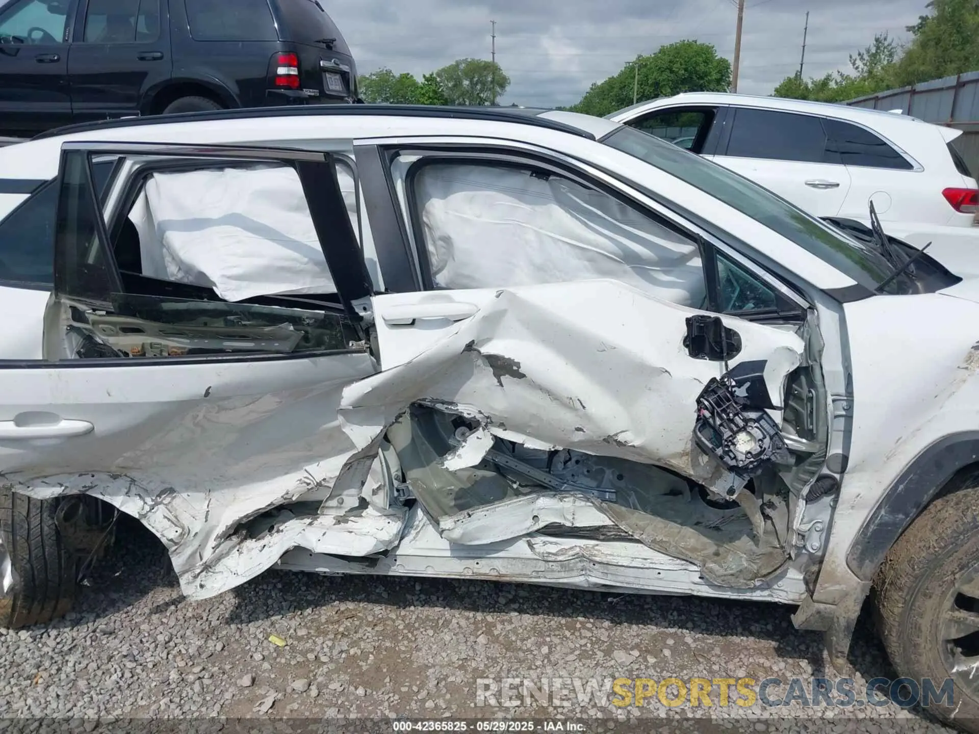 14 Photograph of a damaged car 2T3A1RFV9LC069487 TOYOTA RAV4 2020
