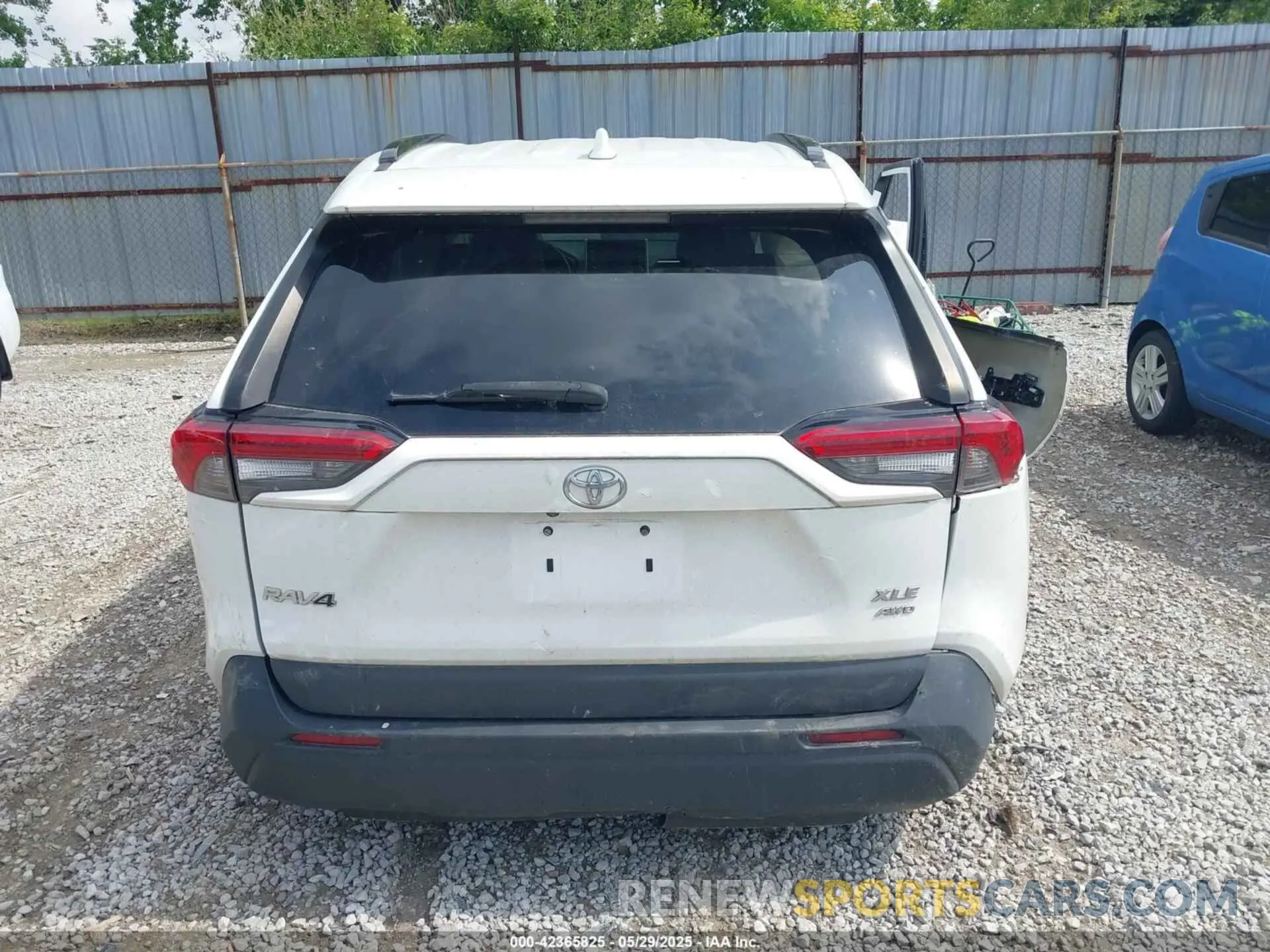 17 Photograph of a damaged car 2T3A1RFV9LC069487 TOYOTA RAV4 2020