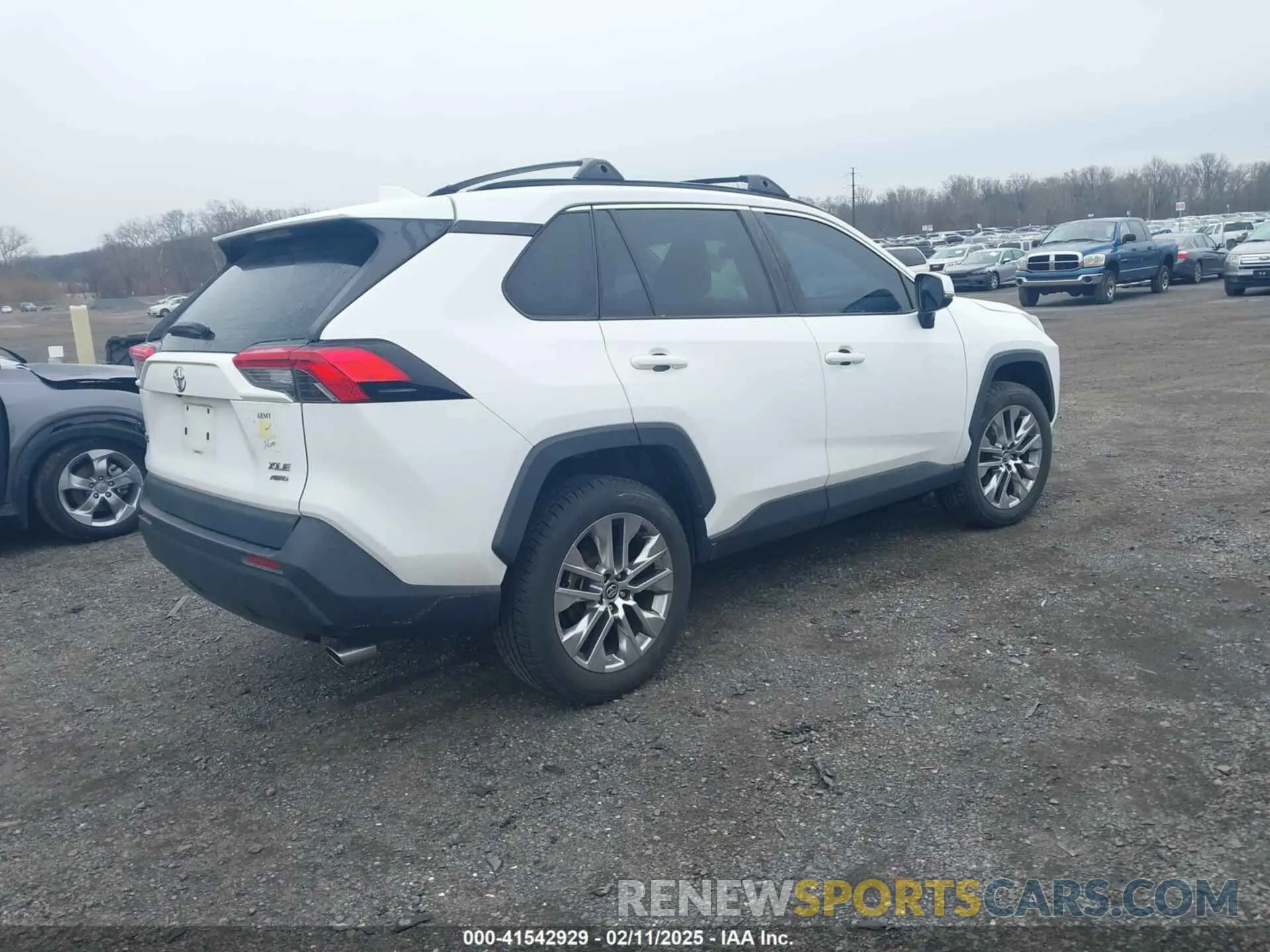 4 Photograph of a damaged car 2T3A1RFV9LC125413 TOYOTA RAV4 2020