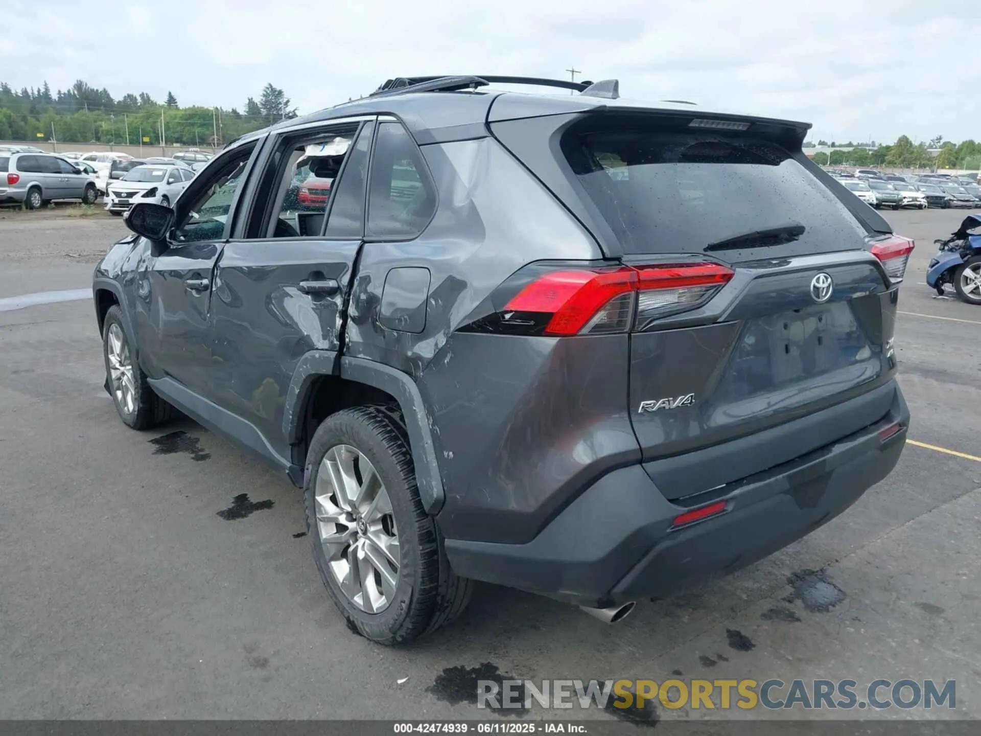 3 Photograph of a damaged car 2T3A1RFV9LC135472 TOYOTA RAV4 2020