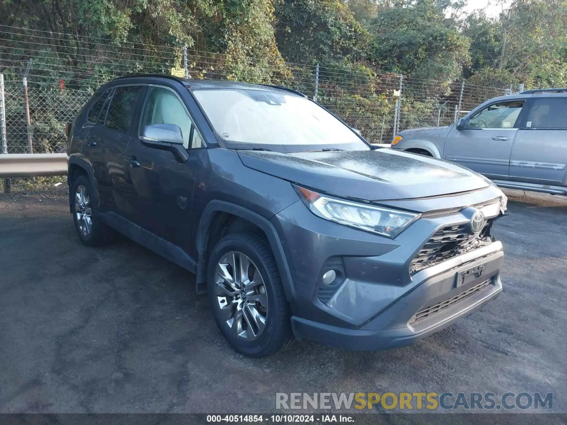 1 Photograph of a damaged car 2T3A1RFVXLW138699 TOYOTA RAV4 2020