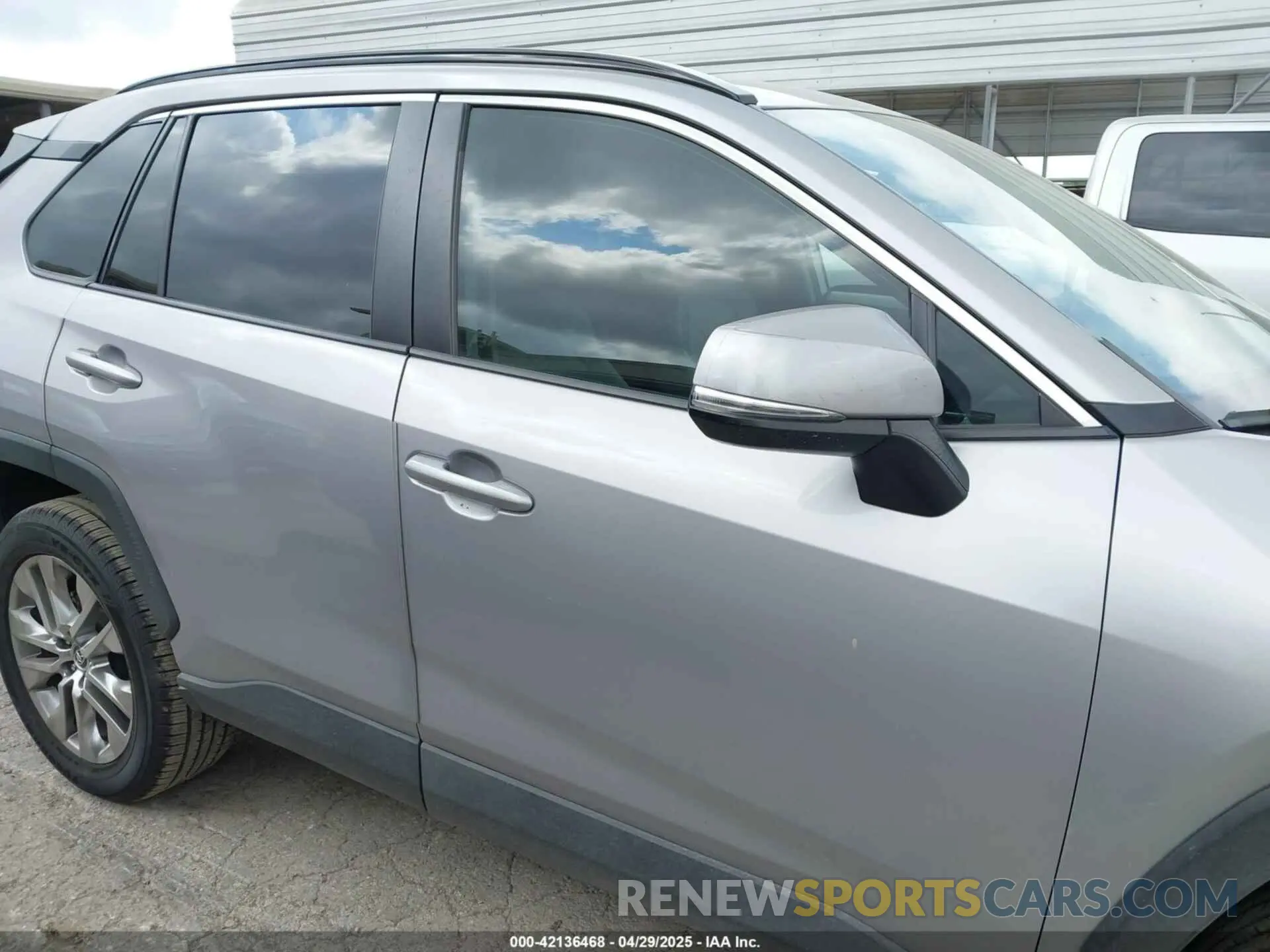 13 Photograph of a damaged car 2T3C1RFV0LW082121 TOYOTA RAV4 2020