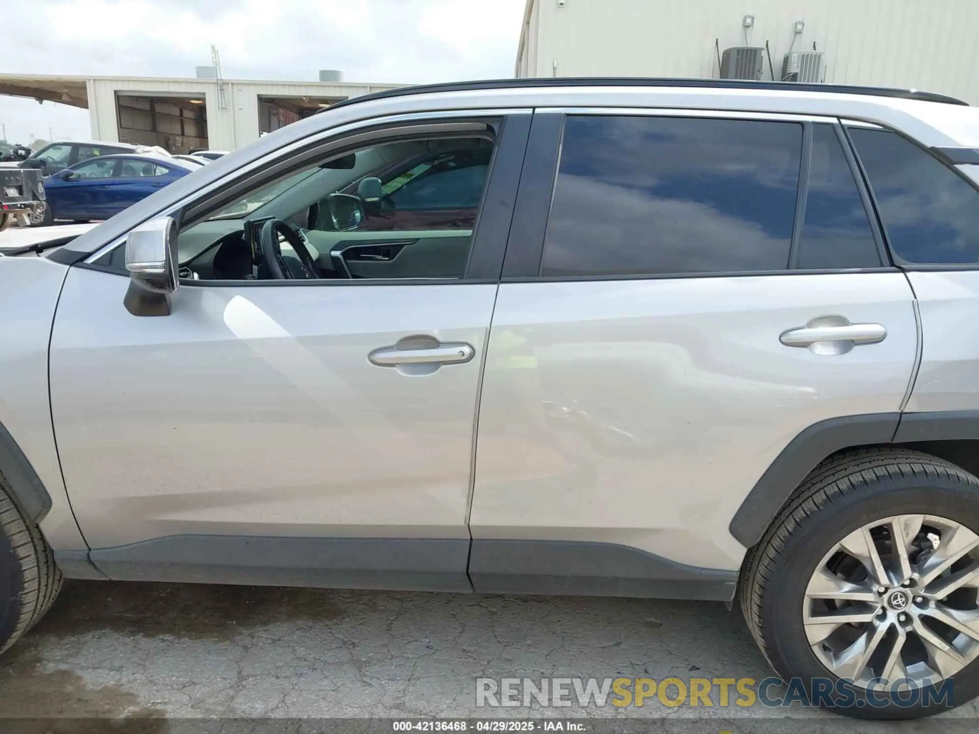 14 Photograph of a damaged car 2T3C1RFV0LW082121 TOYOTA RAV4 2020