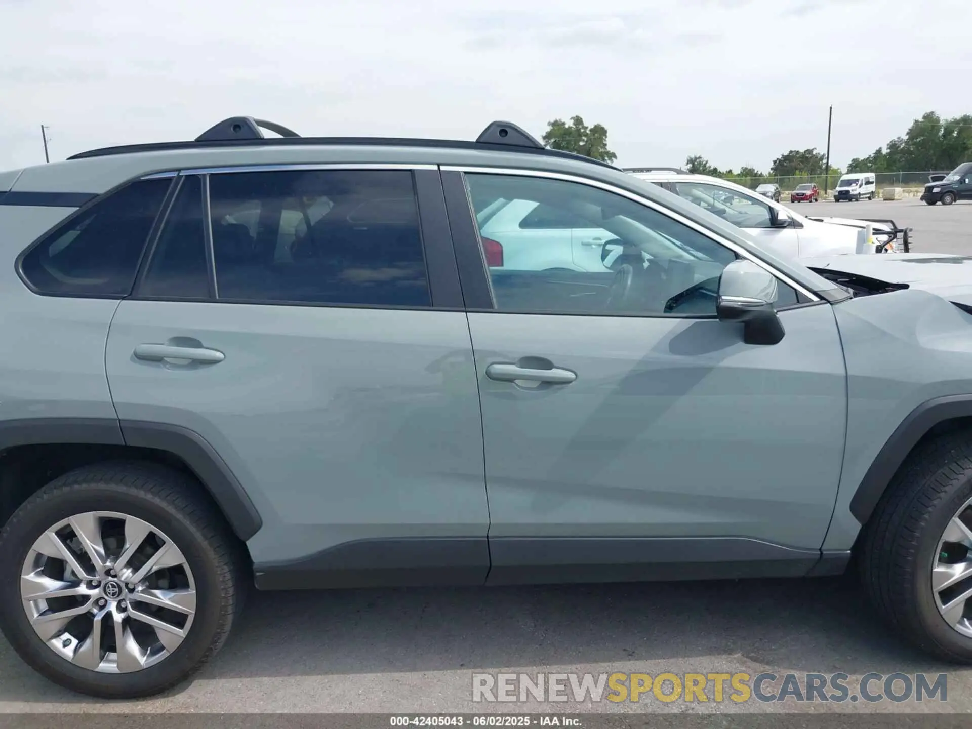 13 Photograph of a damaged car 2T3C1RFV1LW074366 TOYOTA RAV4 2020