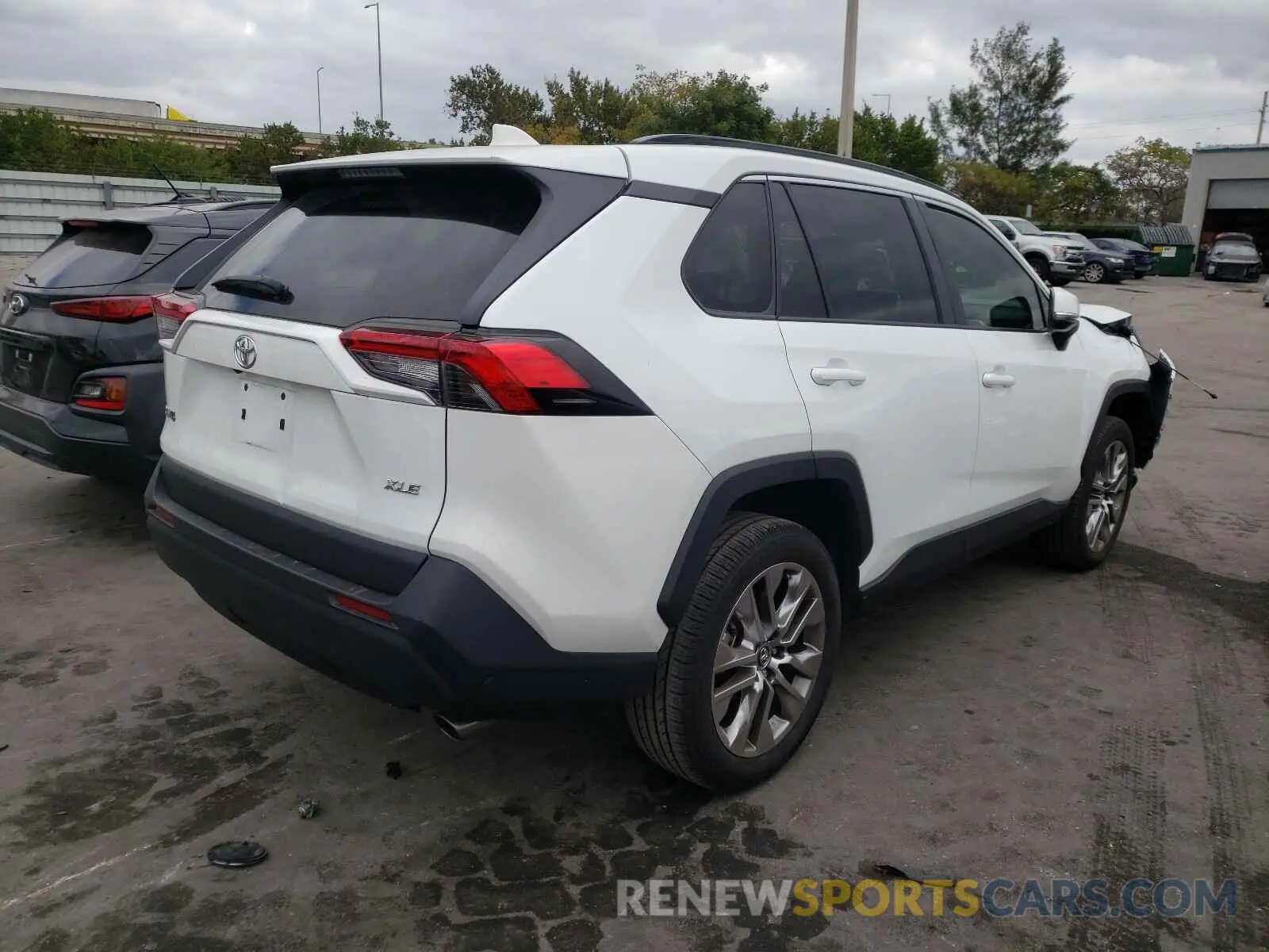 4 Photograph of a damaged car 2T3C1RFV2LC041412 TOYOTA RAV4 2020