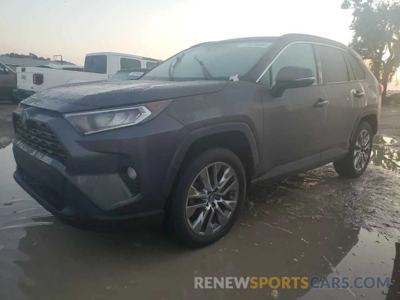 1 Photograph of a damaged car 2T3C1RFV2LW063683 TOYOTA RAV4 2020