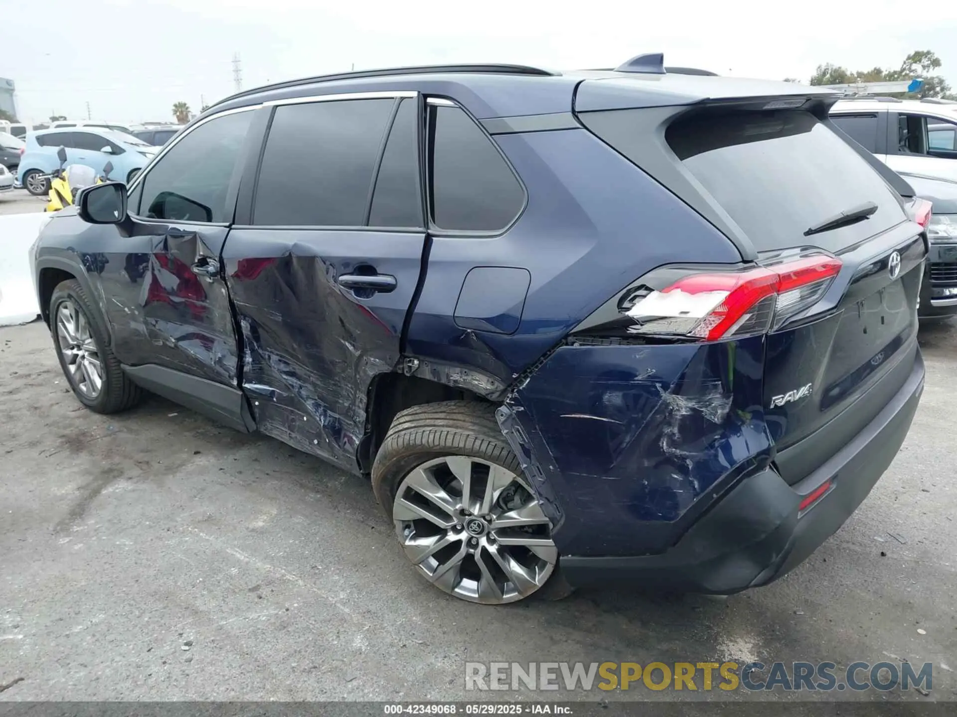 3 Photograph of a damaged car 2T3C1RFV3LW060078 TOYOTA RAV4 2020
