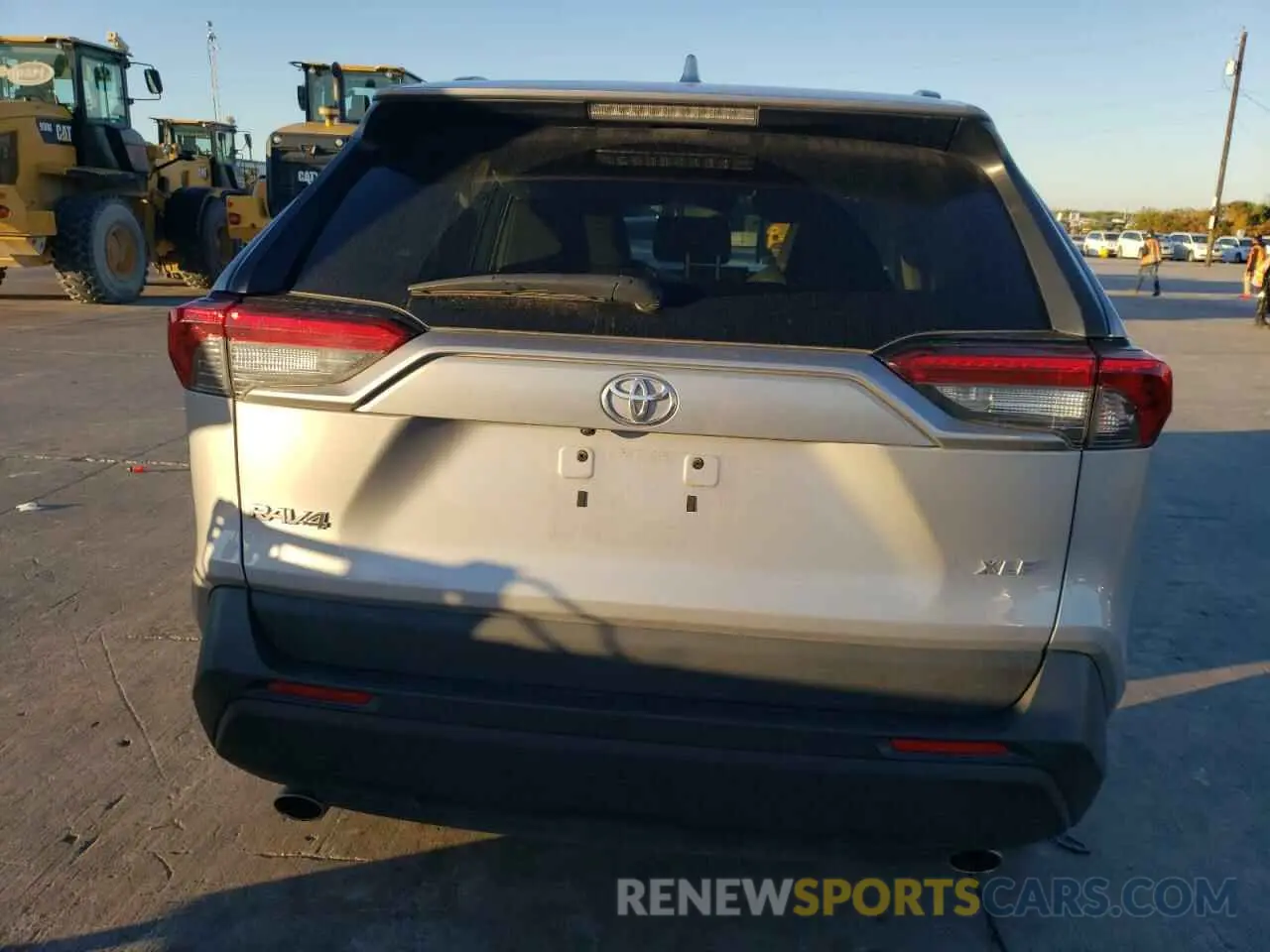 6 Photograph of a damaged car 2T3C1RFV3LW080704 TOYOTA RAV4 2020