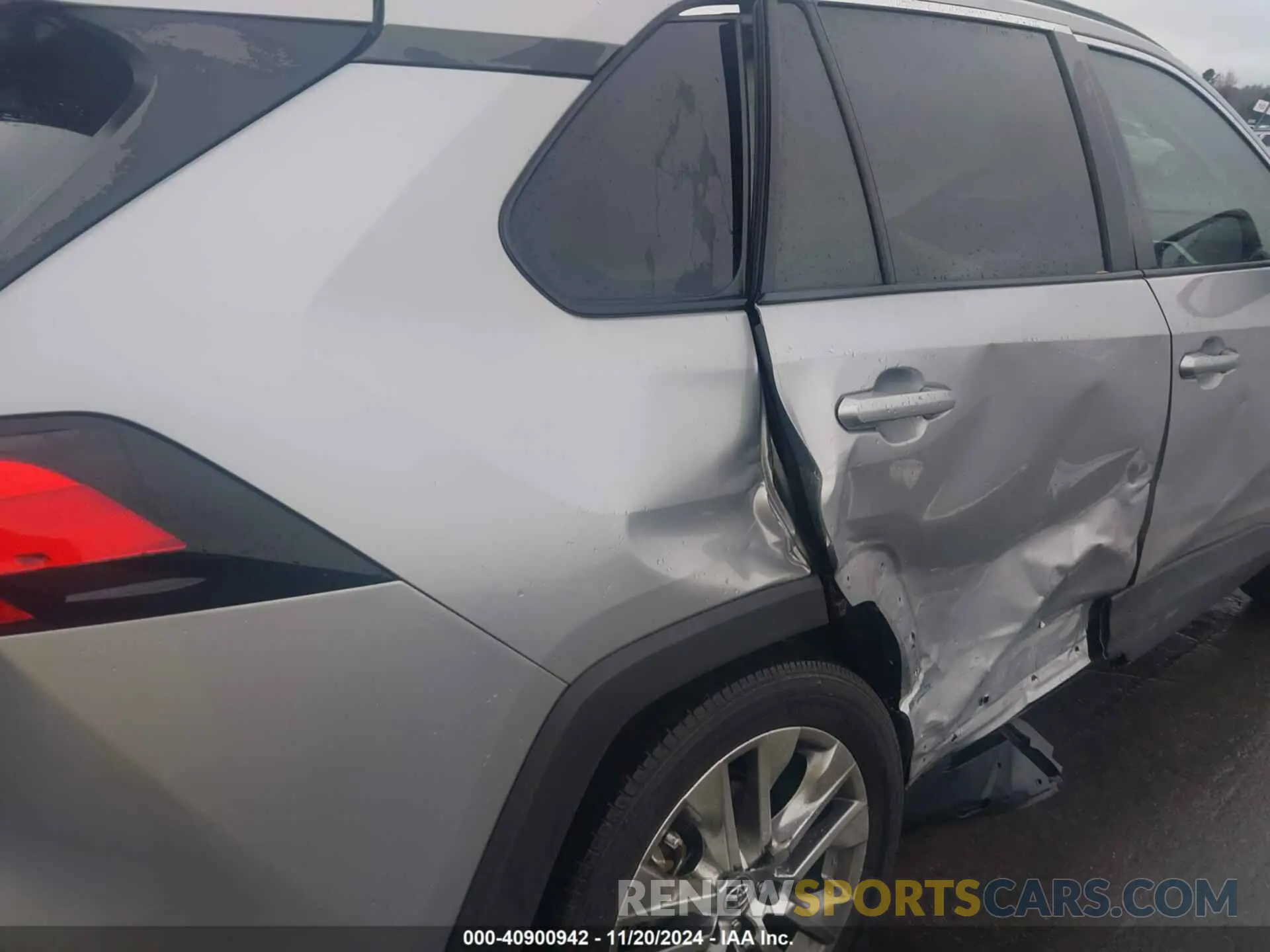 17 Photograph of a damaged car 2T3C1RFV5LW065749 TOYOTA RAV4 2020