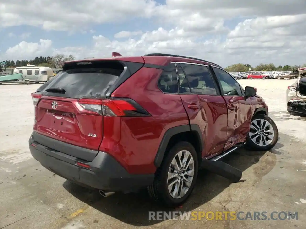 4 Photograph of a damaged car 2T3C1RFV8LW059850 TOYOTA RAV4 2020