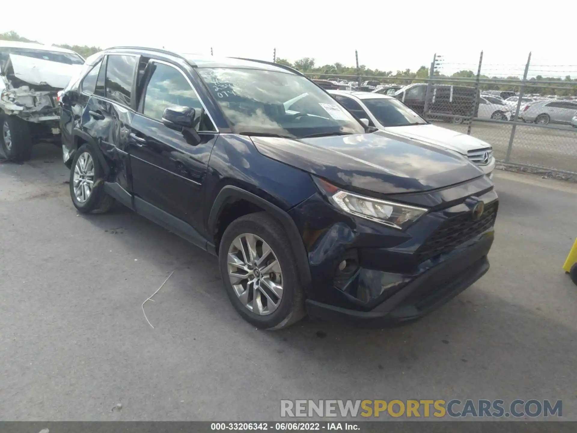 1 Photograph of a damaged car 2T3C1RFV8LW074011 TOYOTA RAV4 2020