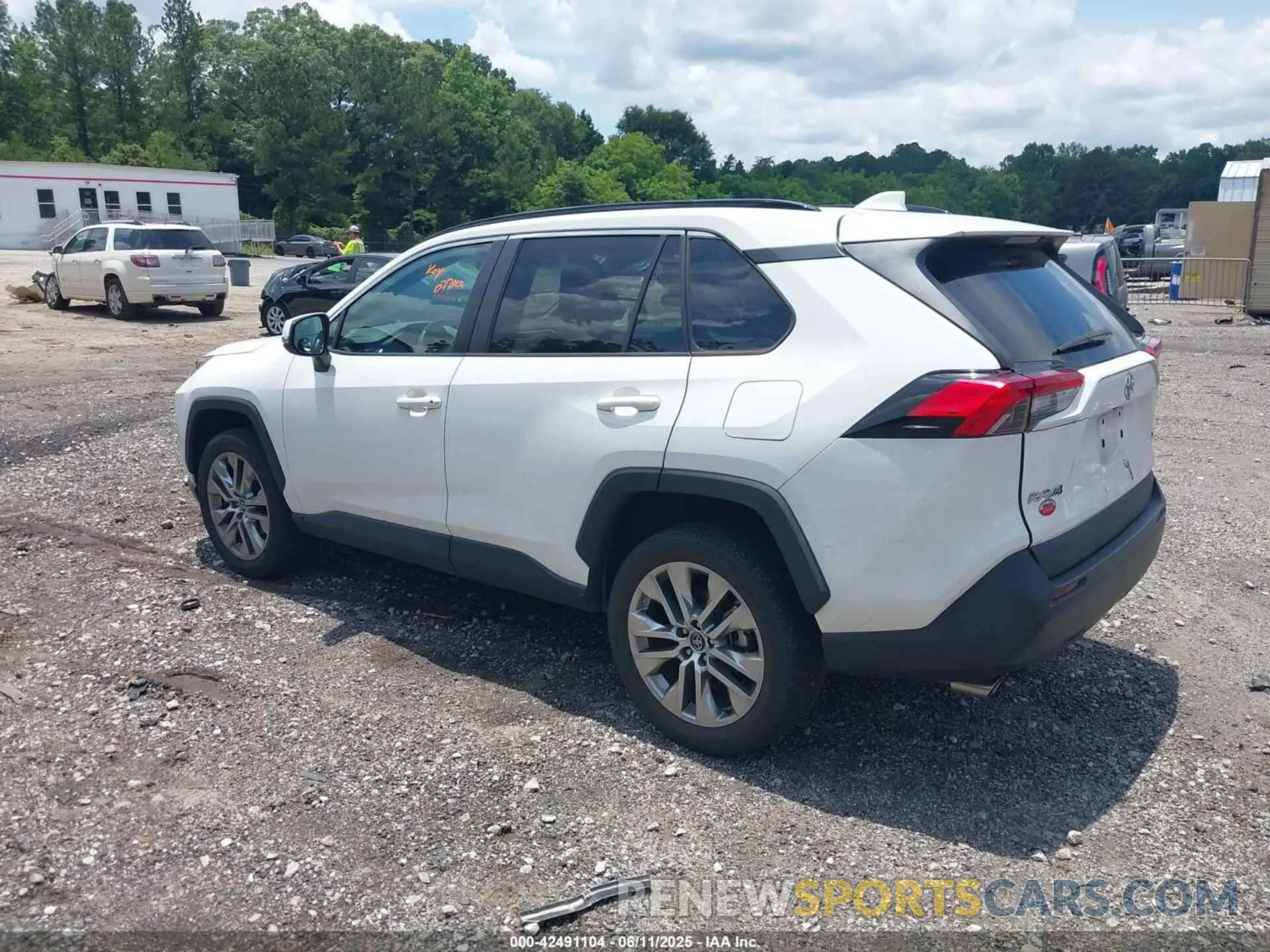 3 Photograph of a damaged car 2T3C1RFV8LW092024 TOYOTA RAV4 2020