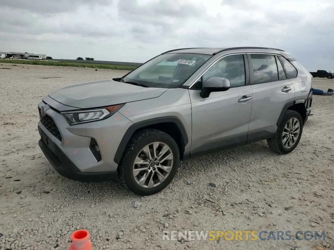 1 Photograph of a damaged car 2T3C1RFV9LW101605 TOYOTA RAV4 2020