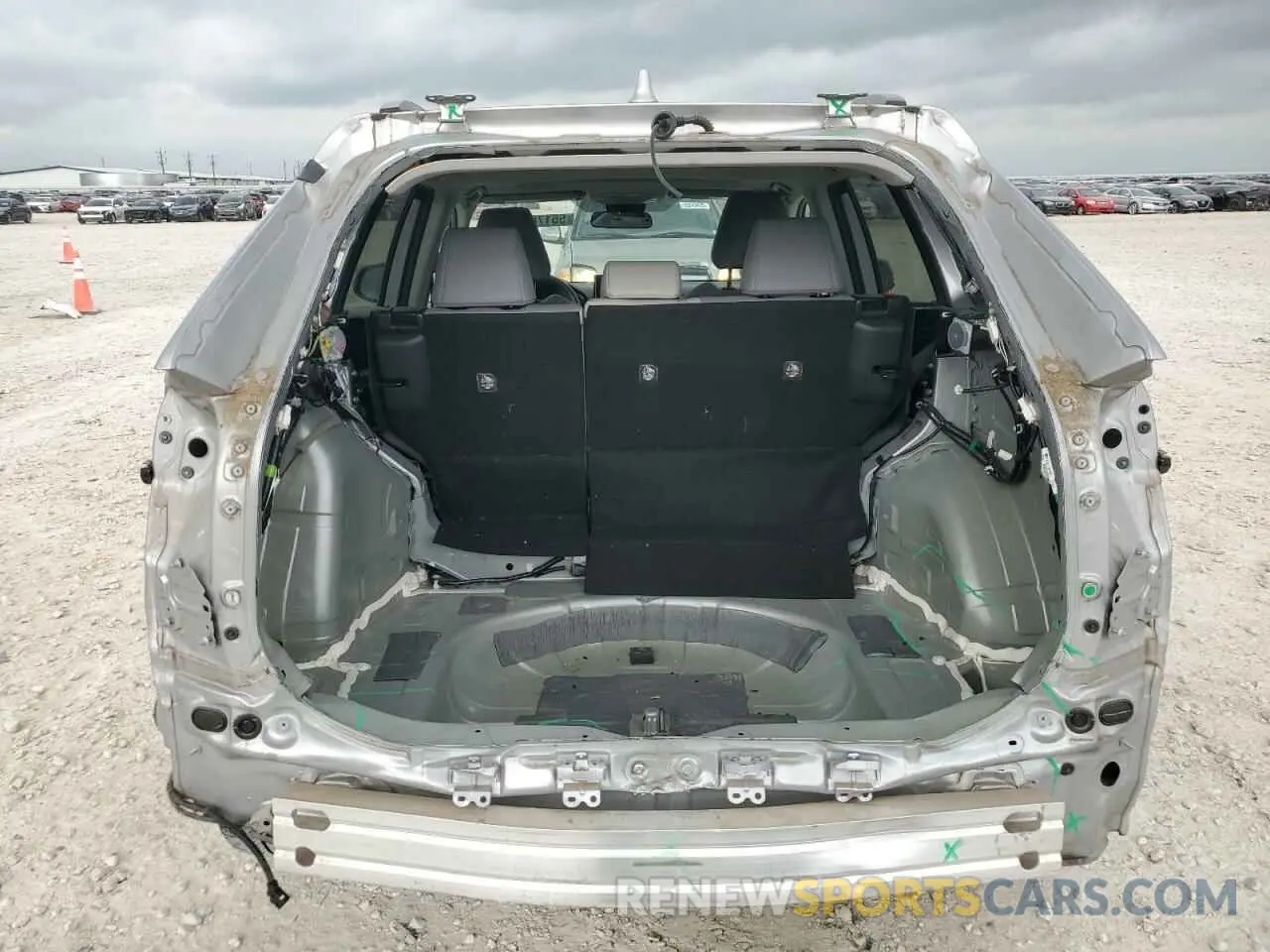 6 Photograph of a damaged car 2T3C1RFV9LW101605 TOYOTA RAV4 2020