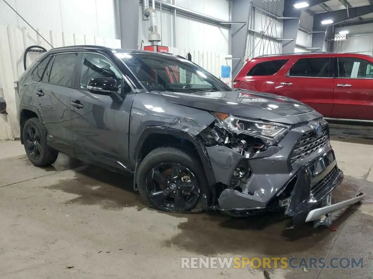 4 Photograph of a damaged car 2T3EWRFV0LW066513 TOYOTA RAV4 2020