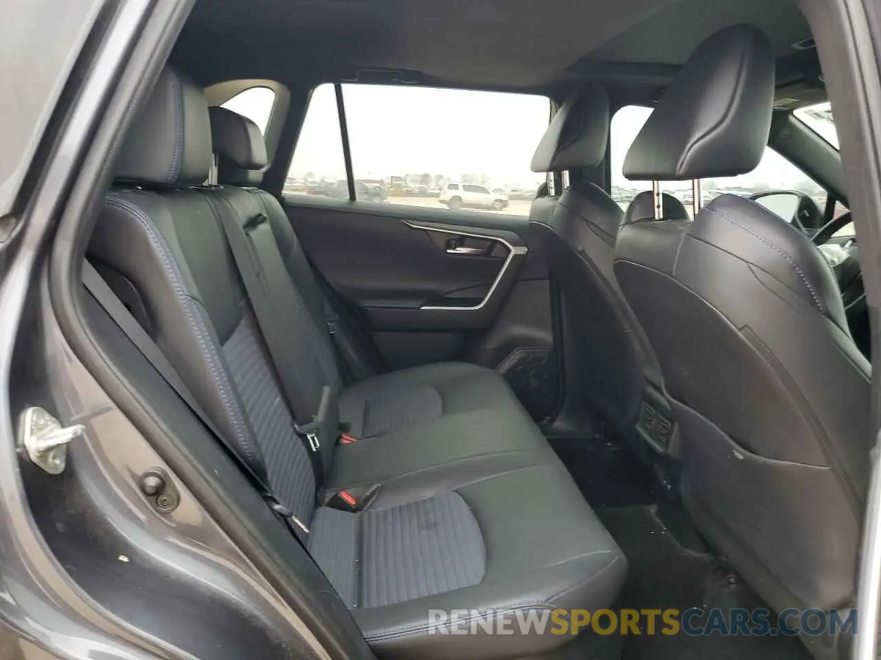 11 Photograph of a damaged car 2T3EWRFV1LW099553 TOYOTA RAV4 2020
