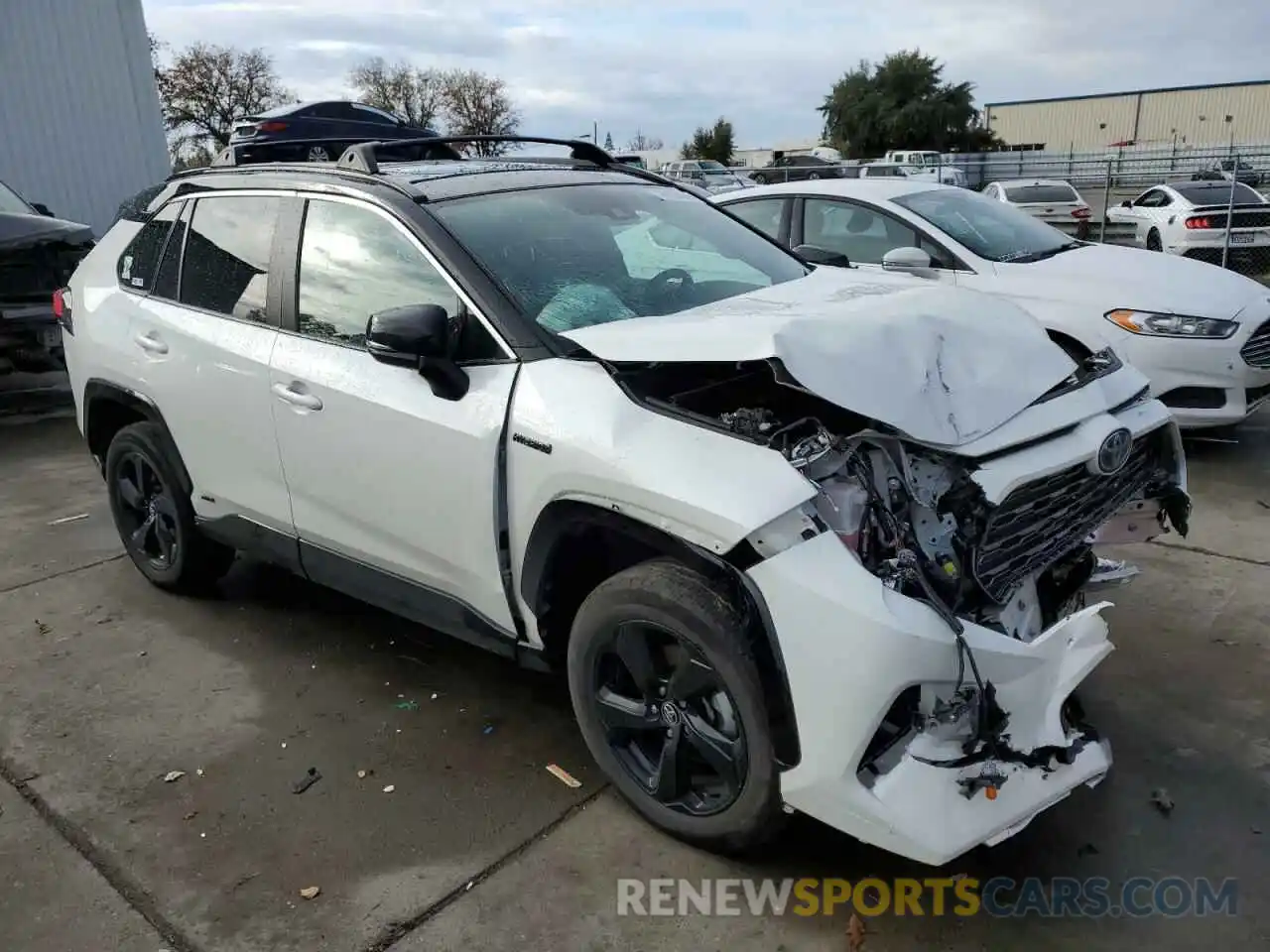 4 Photograph of a damaged car 2T3EWRFV2LW063807 TOYOTA RAV4 2020