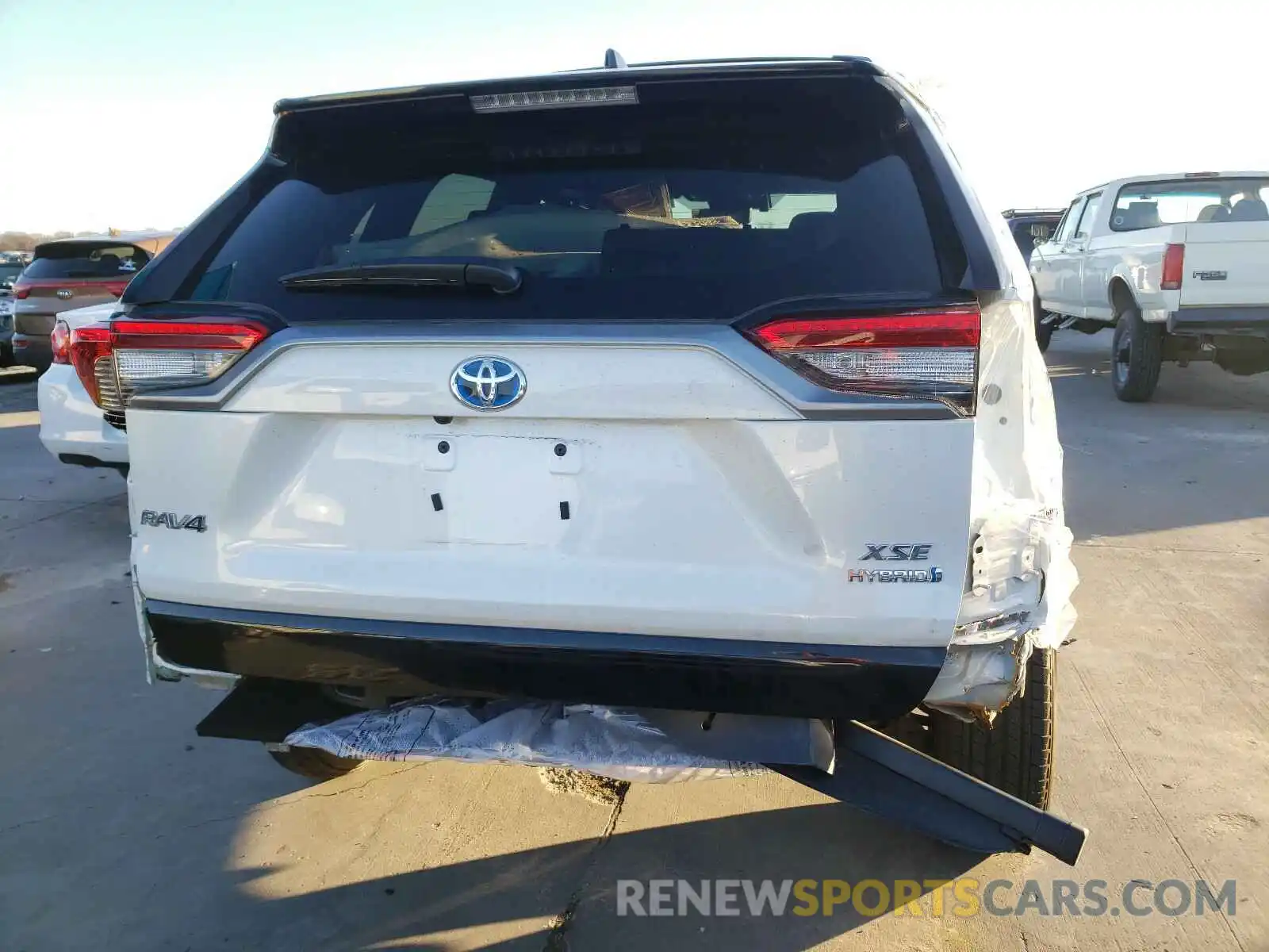 9 Photograph of a damaged car 2T3EWRFV2LW071308 TOYOTA RAV4 2020