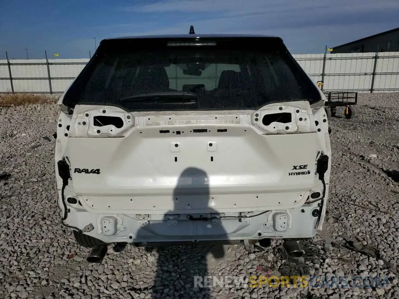 6 Photograph of a damaged car 2T3EWRFV3LW055618 TOYOTA RAV4 2020
