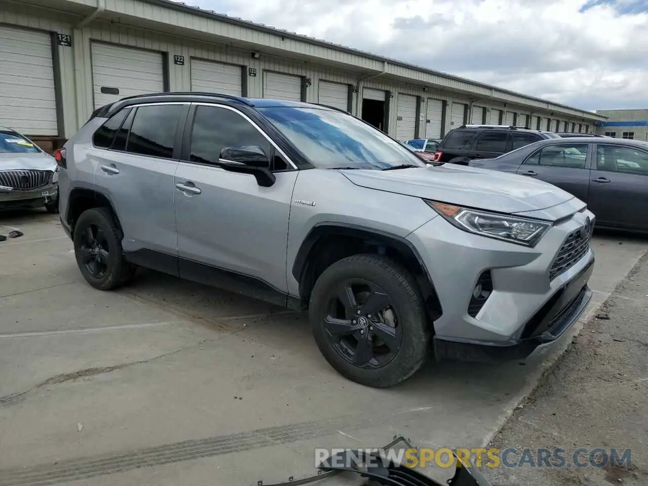4 Photograph of a damaged car 2T3EWRFV4LW075196 TOYOTA RAV4 2020
